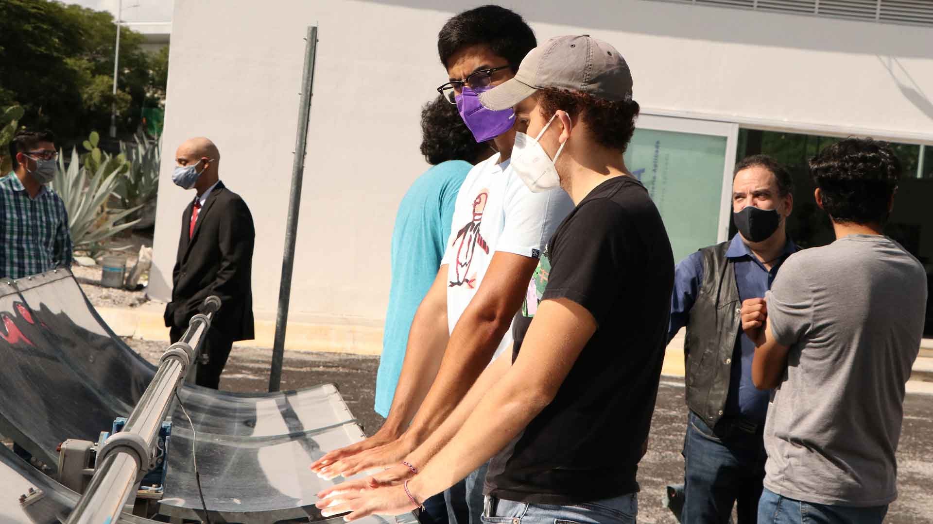 Estudiantes Tec campus CVA ponen en marcha un calentador solar