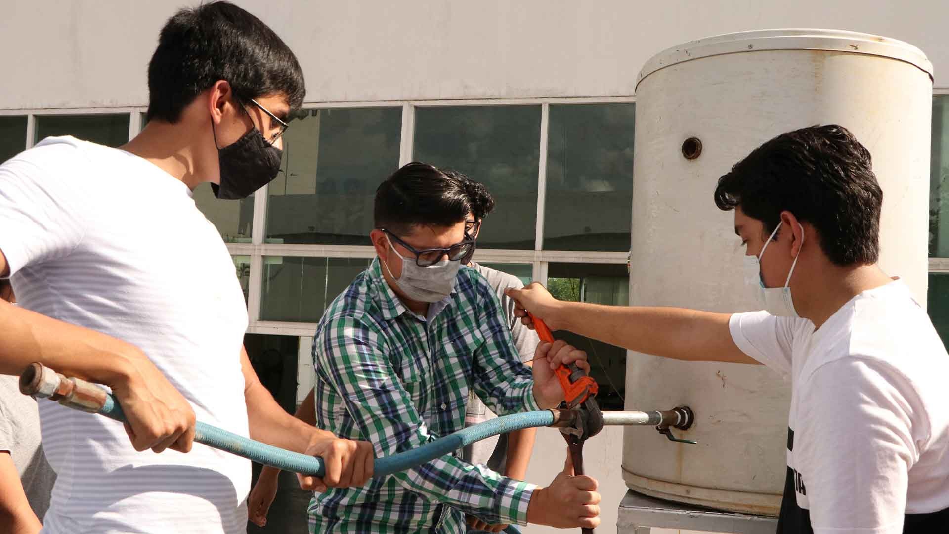 Estudiantes Tec campus CVA ponen en marcha un calentador solar