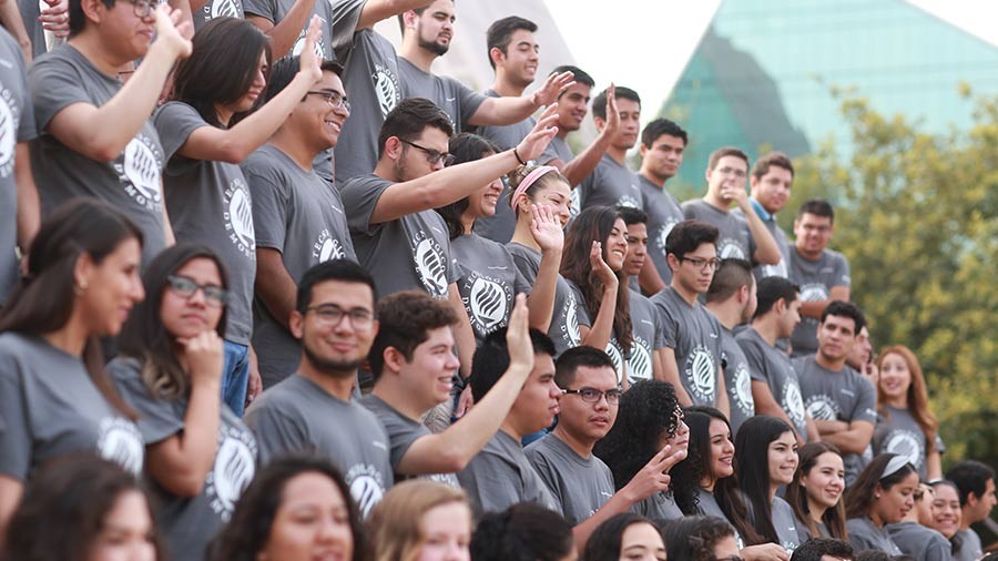 Grupo de jovenes Líderes del Mañana en fotografía grupal