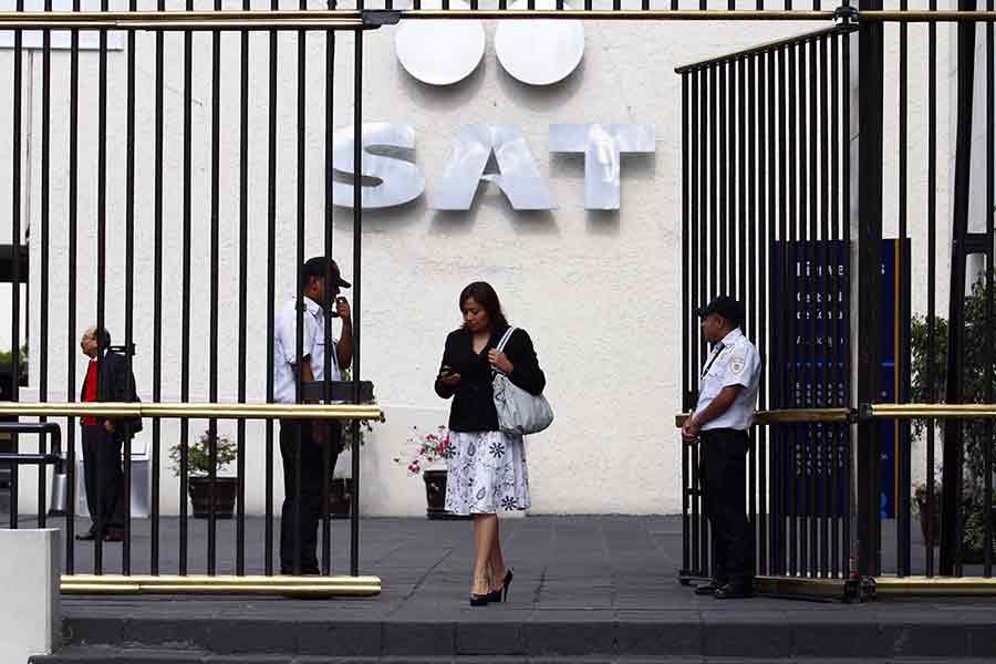 Conceptos como facturas, impuestos y deducciones son parte de esta guía para entender tus obligaciones fiscales ante el SAT 