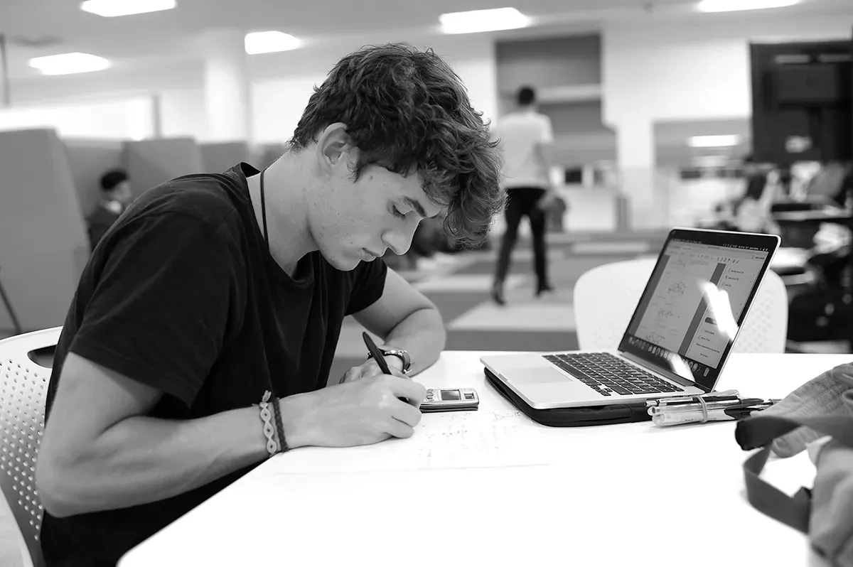 Alumno de la carrera de Licenciatura en Economía realizando apuntes
