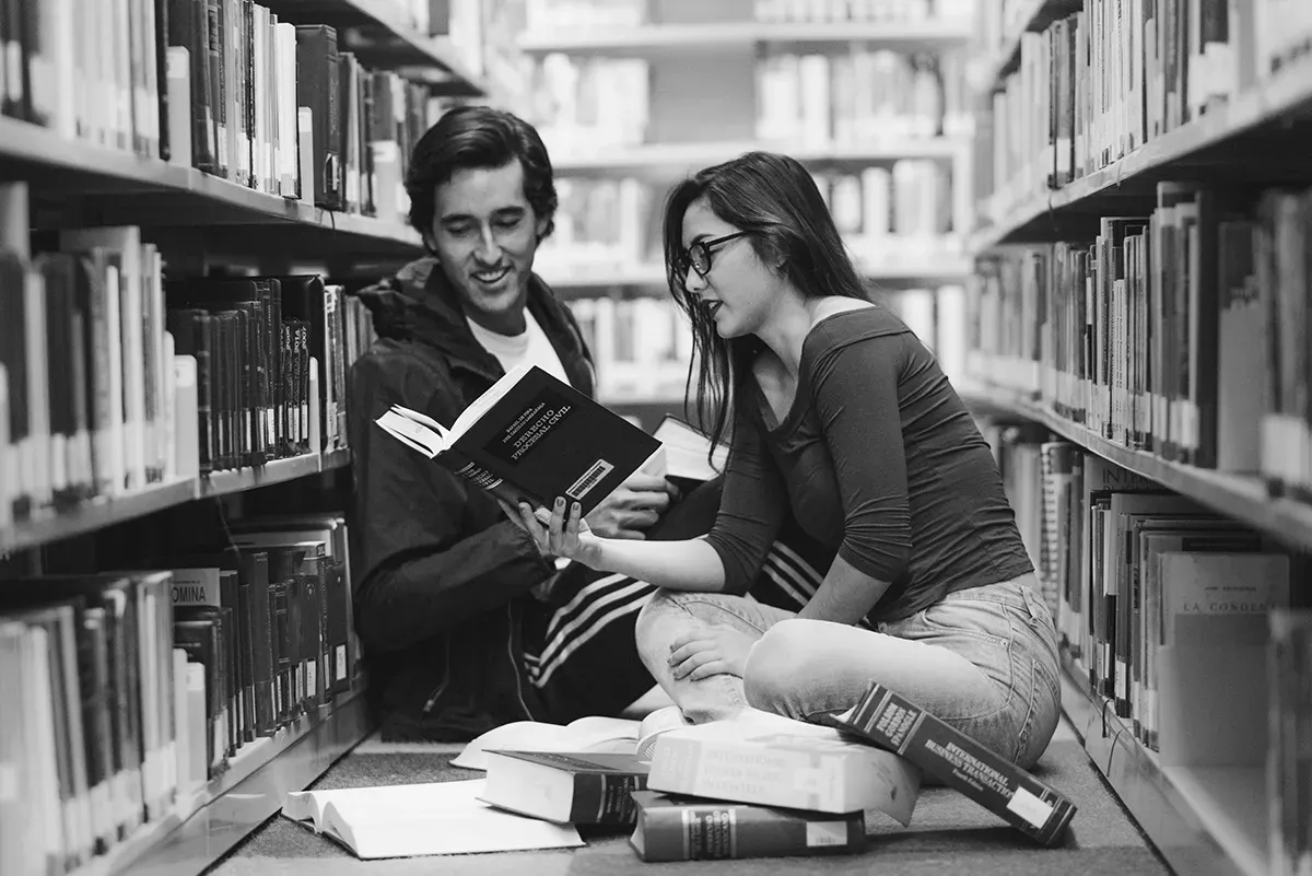 estudiantes de carrera de derecho en biblioteca