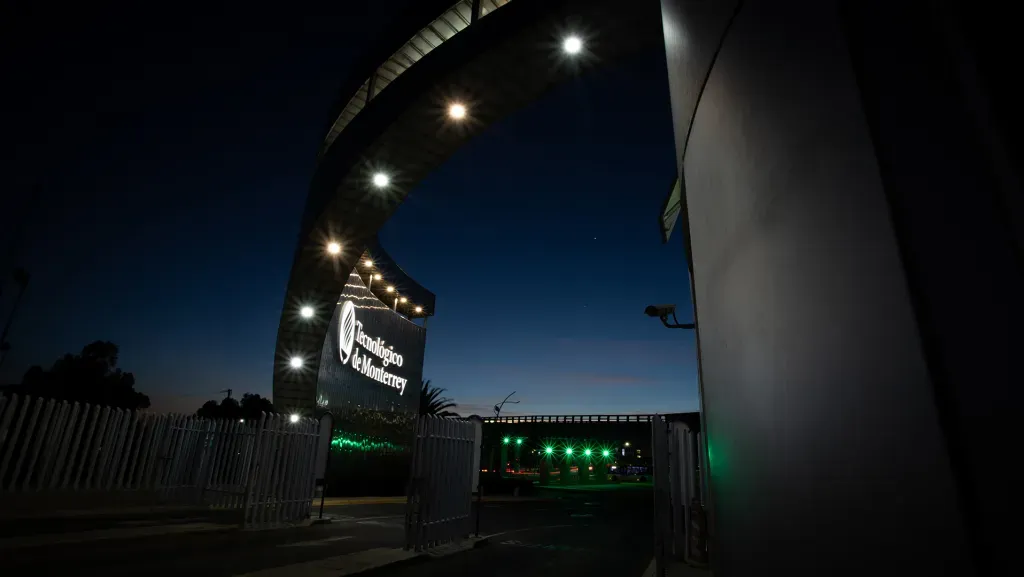 Fachada de noche Campus Hidalgo