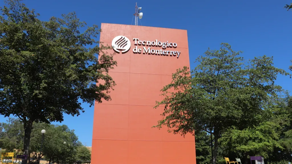 Tecnológico de Monterrey Campus Ciudad Obregón Edificio PrepaTec vista lado