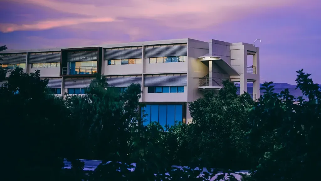 atardecer en el edificio de profesional en el tec de monterrey campus león