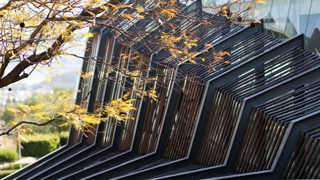 fachada del edificio de arquitectura, arte y diseño en el tec de monterrey campus león