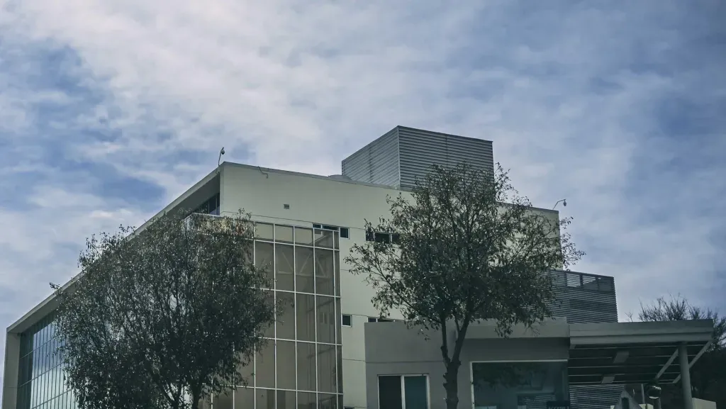 fachada del parque tecnologico cien, en el tec de monterrey campus león