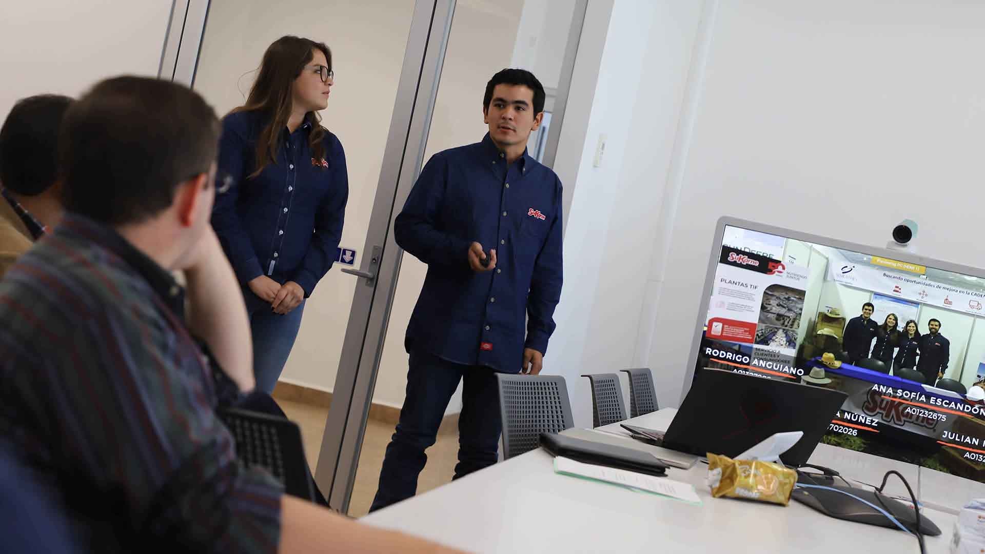 Alumnos del Tec presentando proyectos de mejora en SuKarne