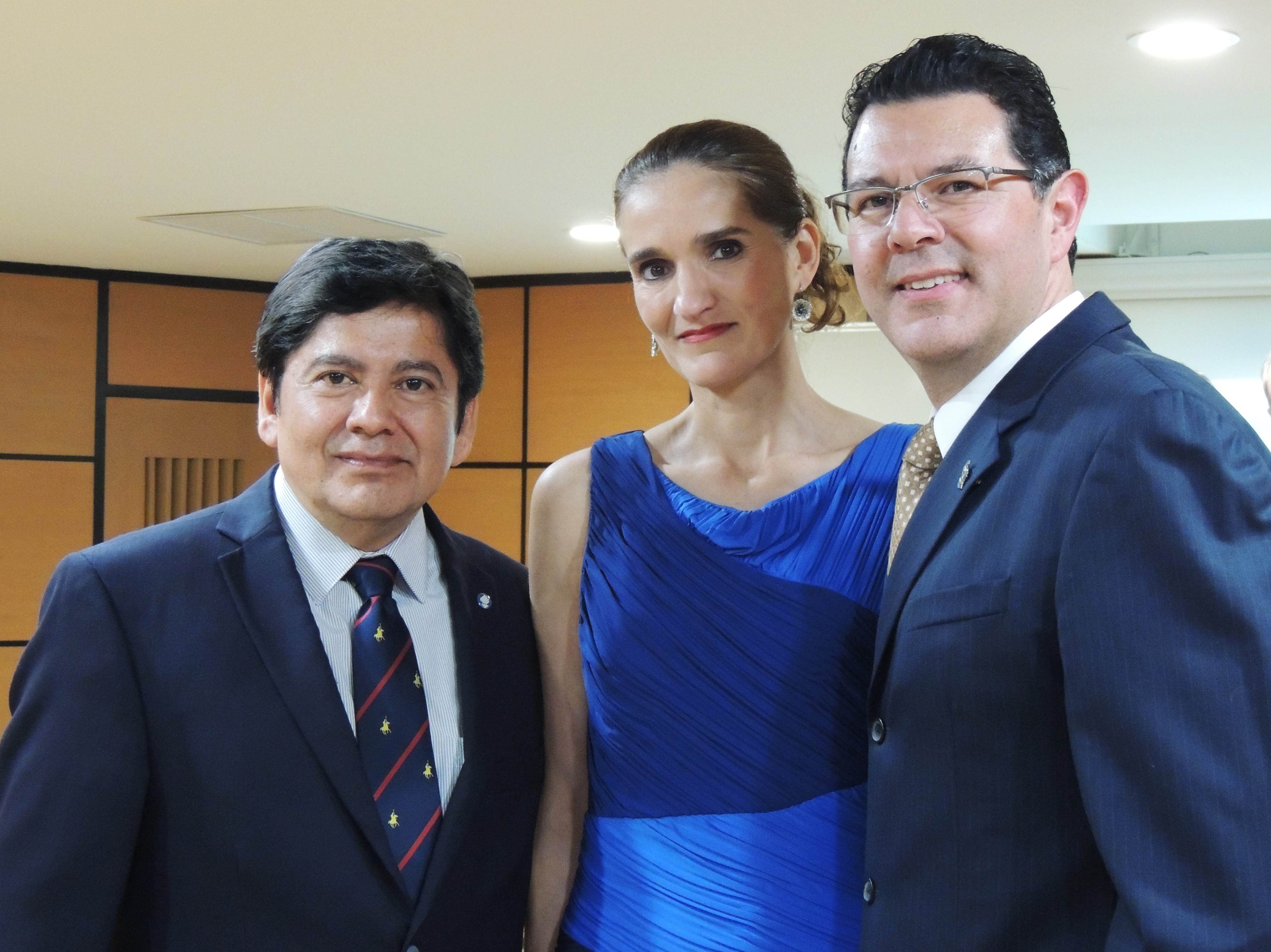 Carlos Gutiérrez en compañía de us esposa y el director del campus