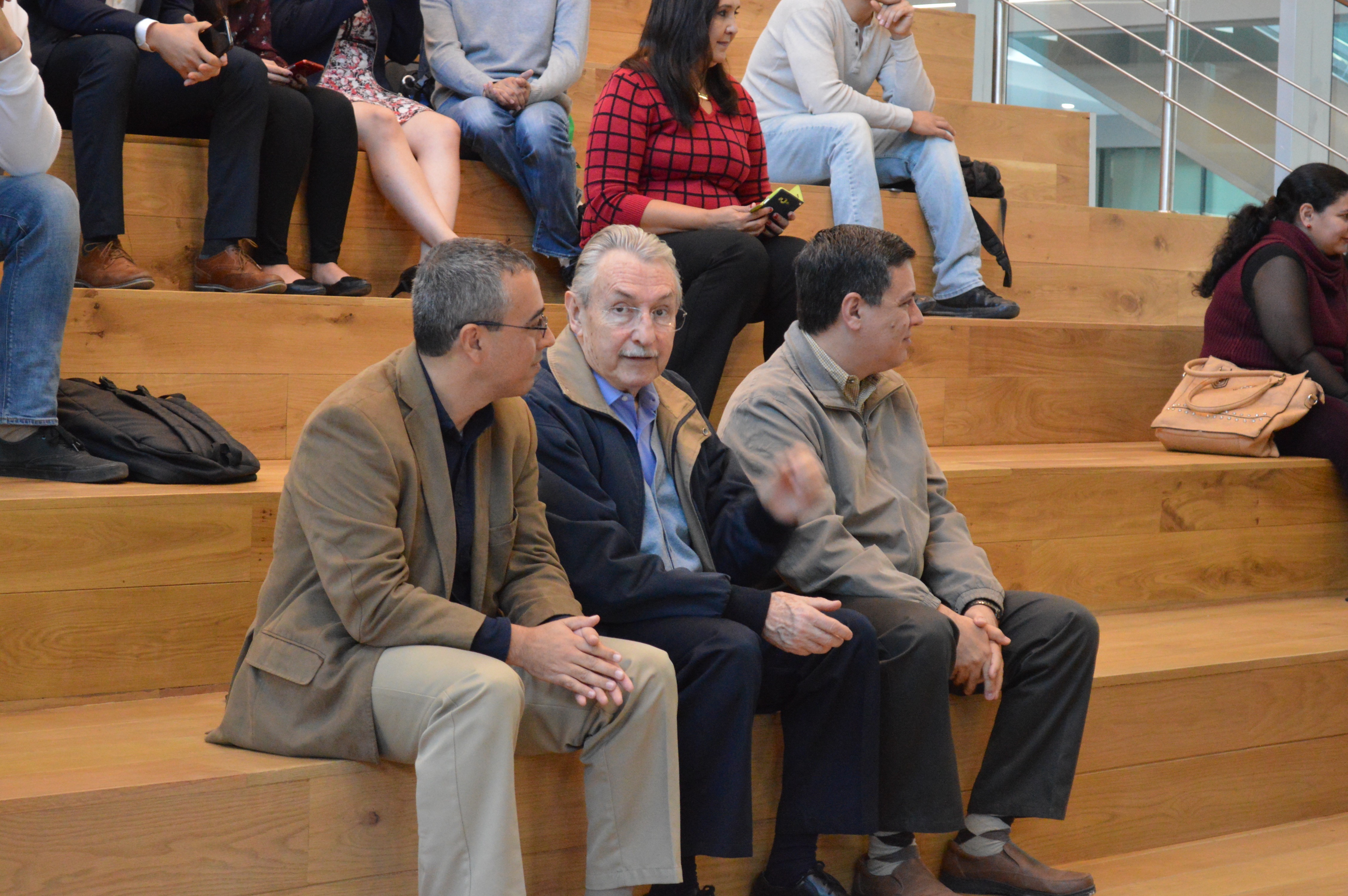 Profesores de la Escuela de Ingeniería y Ciencias durante la premiación DOW-SISCA Premio DOW a la Innovación Sustentable 2017