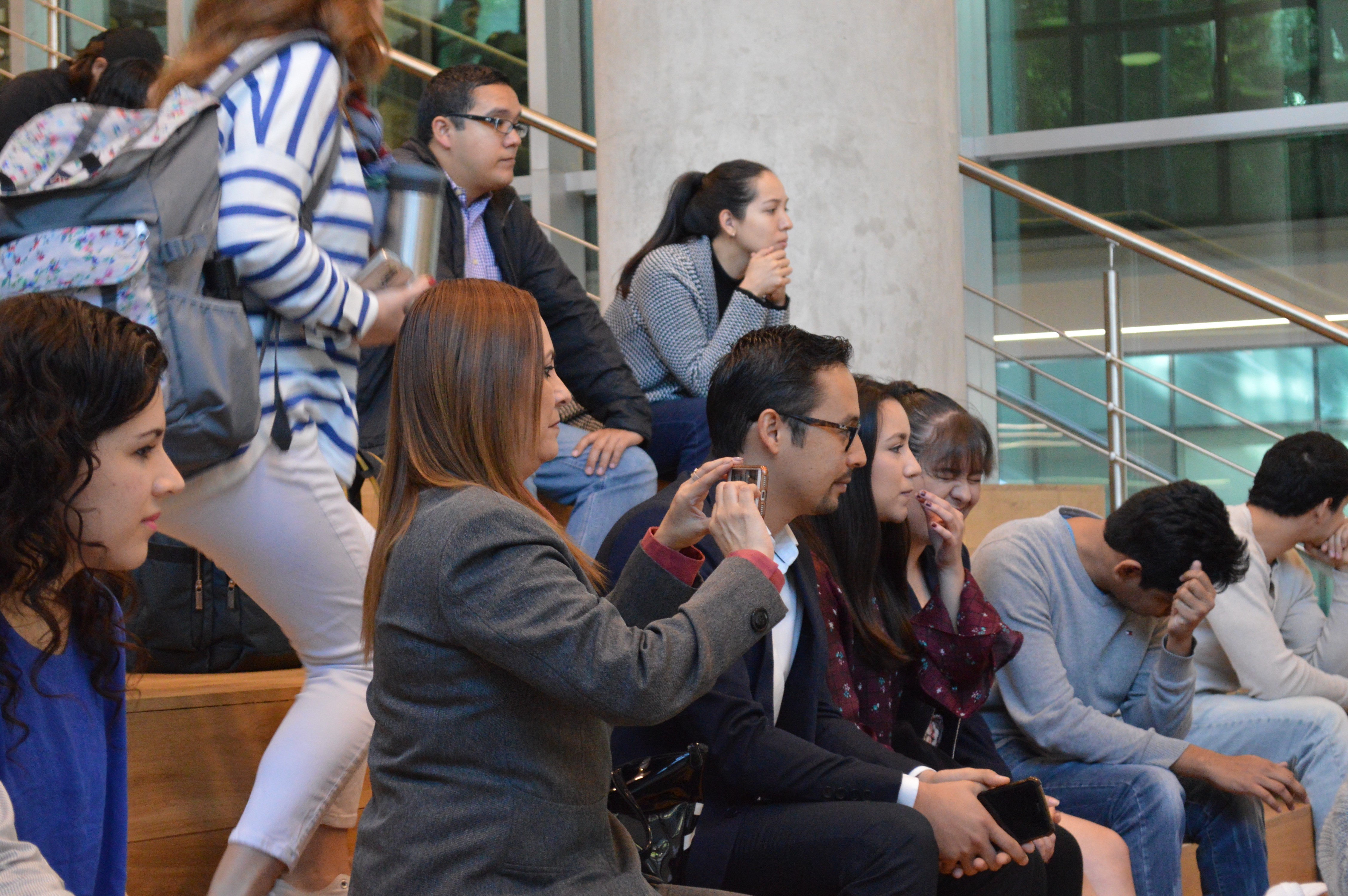 Profesores de la Escuela de Ingeniería y Ciencias apoyando a sus estudiantes. Premio DOW a la Innovación Sustentable 2017