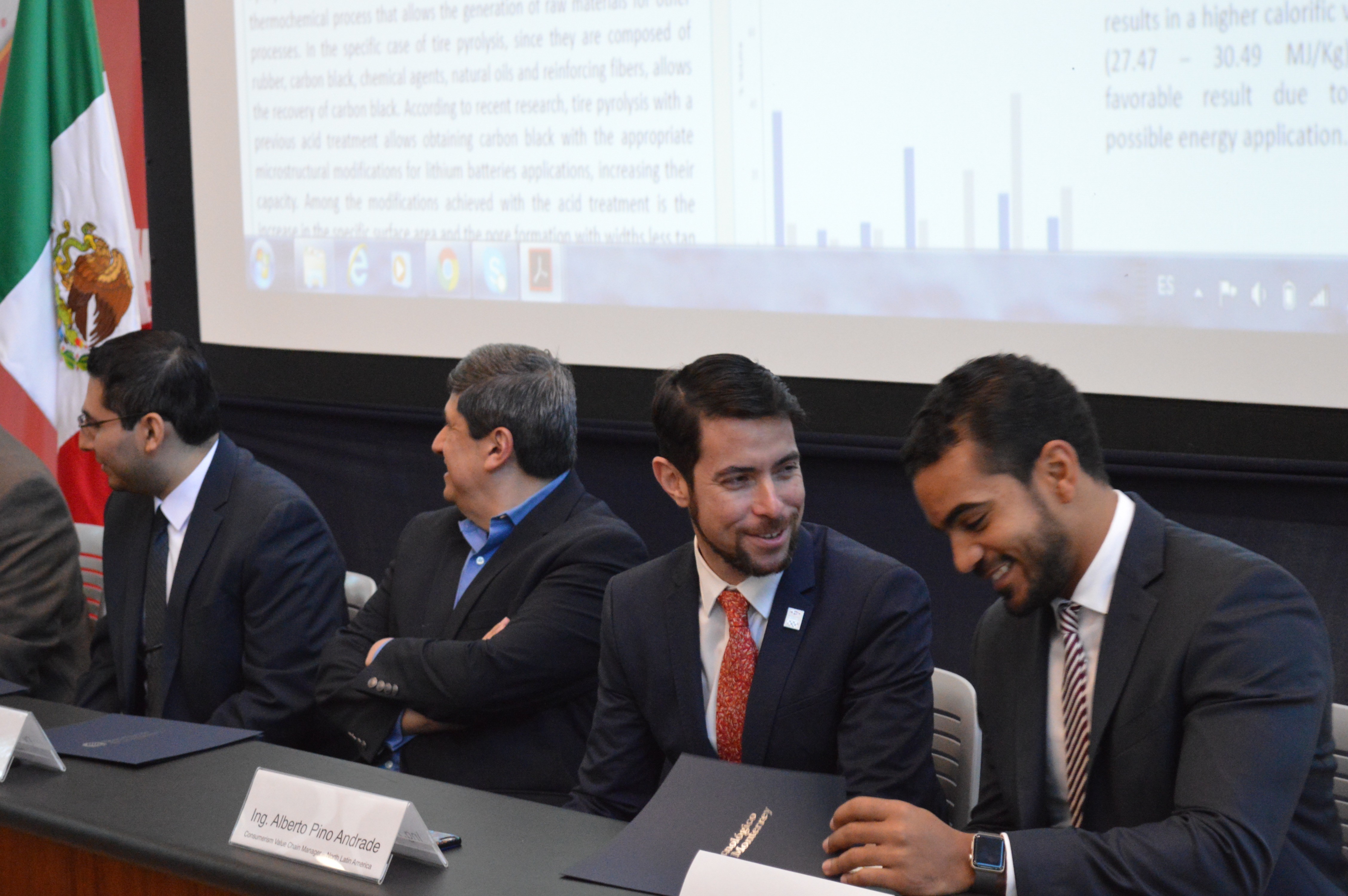 William Lenderborg y Alberto Pino Andrade, representantes de Dow en el evento. Premio DOW a la Innovación Sustentable 2017