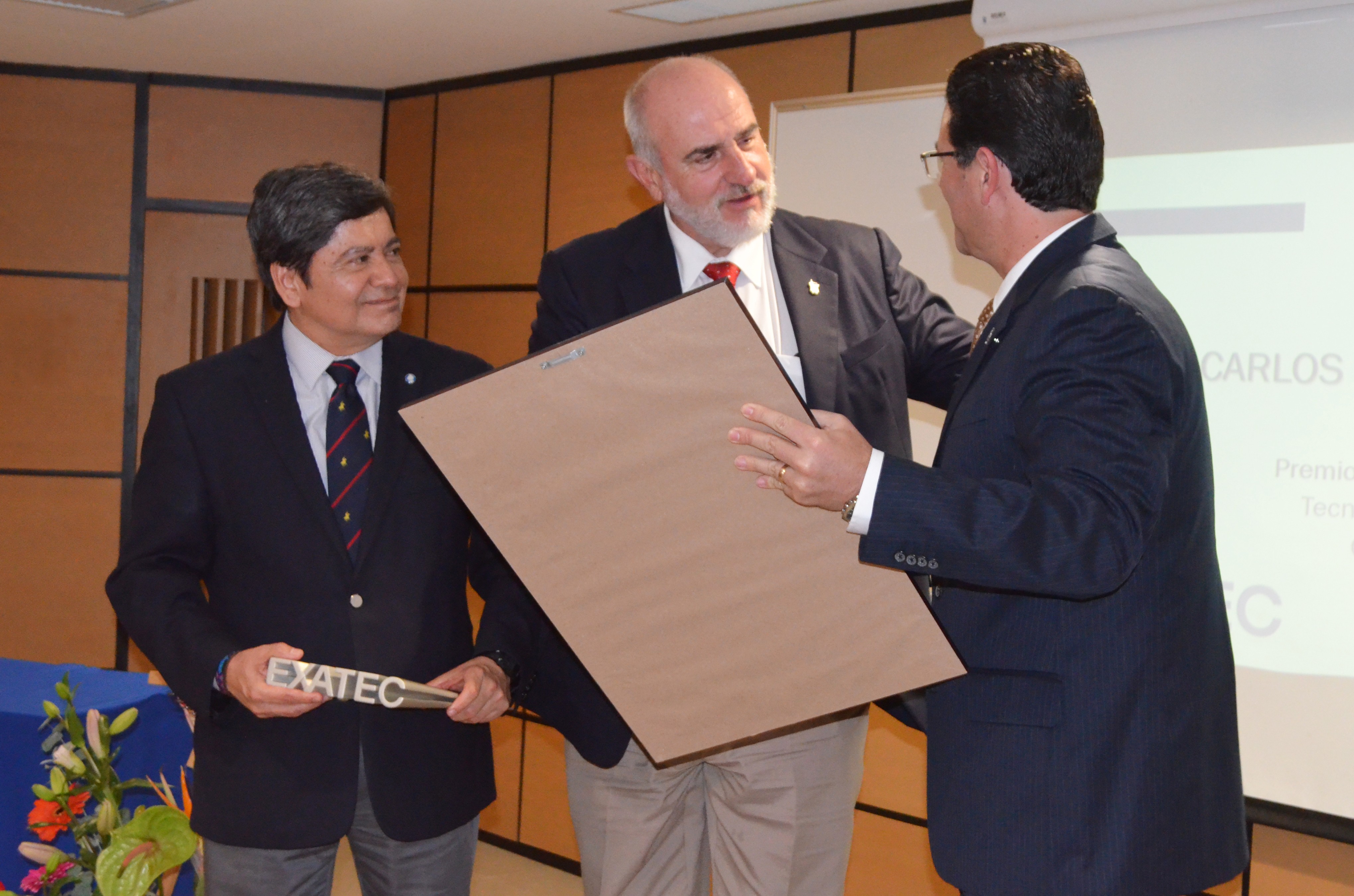 El rector de la zona entrega el galardón a Carlos Gutiérrez