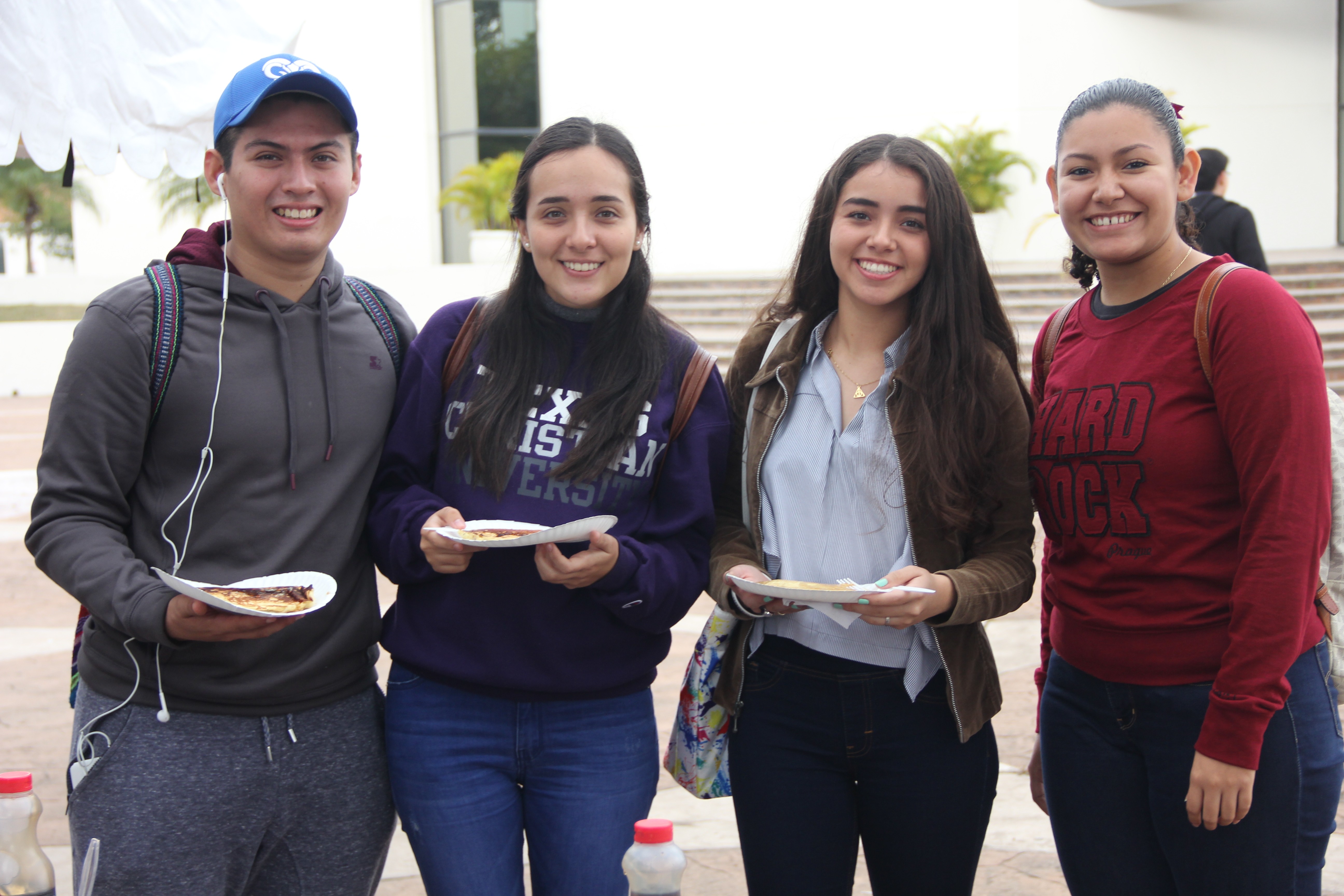 Bienvenida con Hot Cakes en campus Tampico