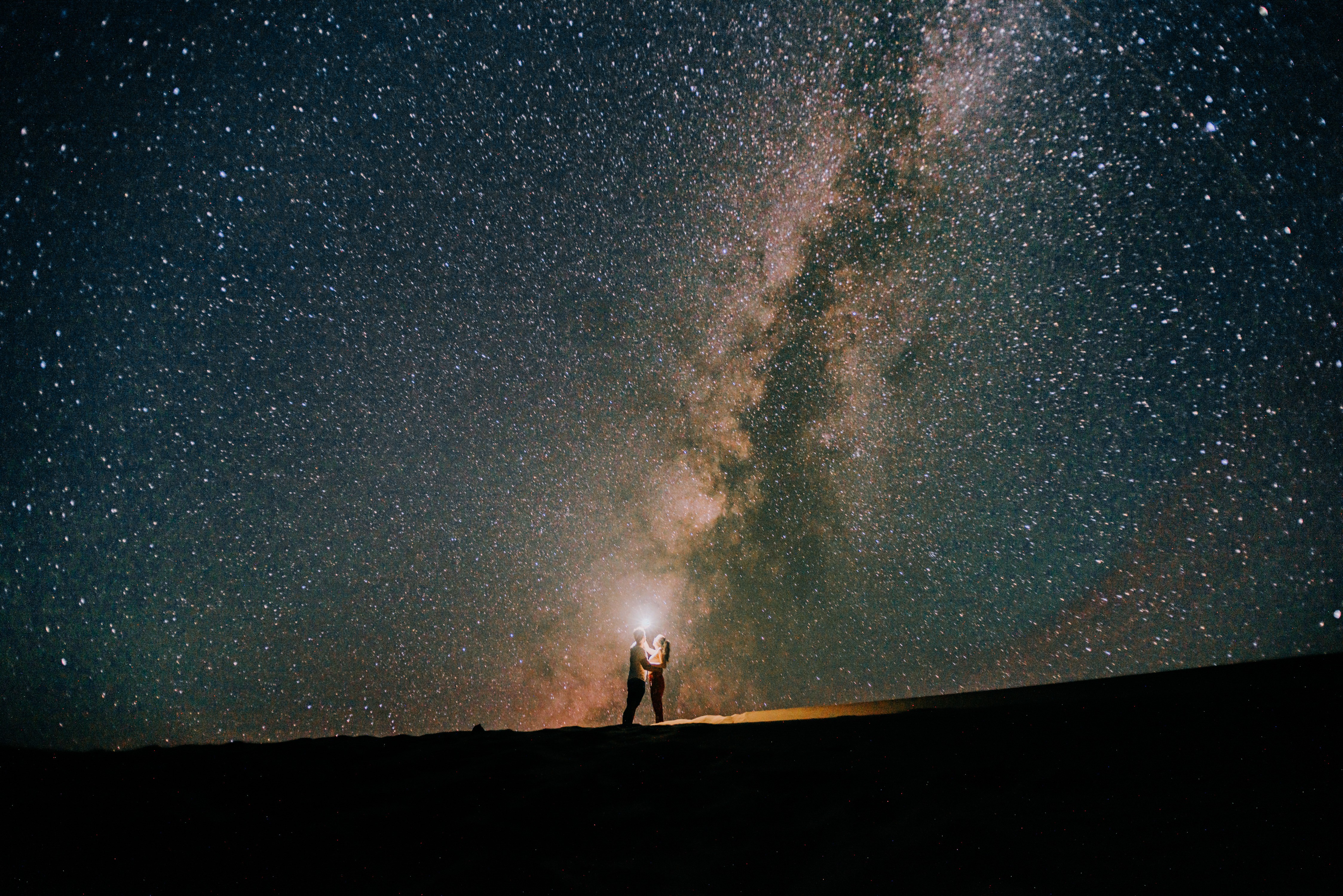 La vista nocturna en el desierto del Sahara. Fotografía