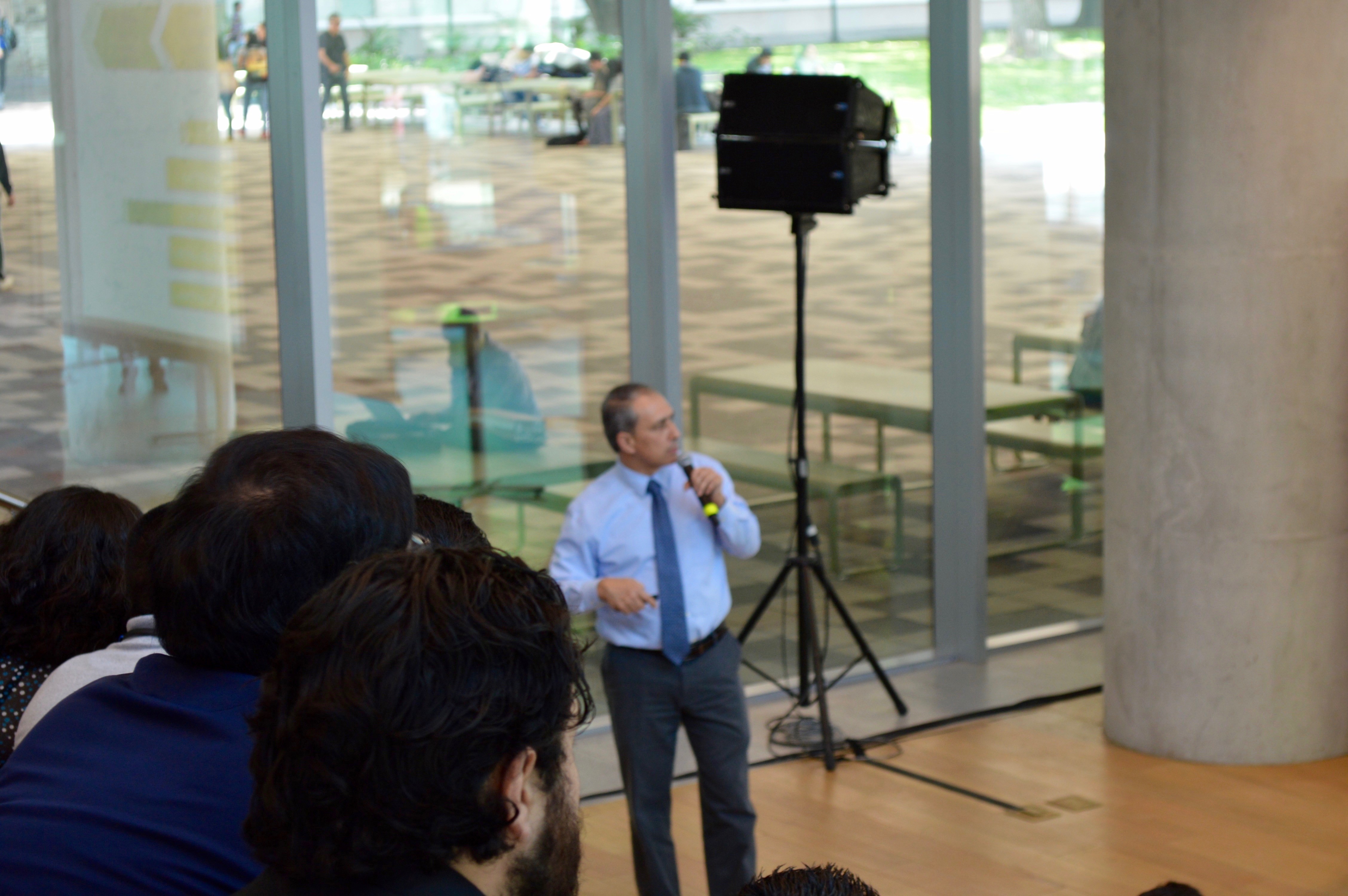 Horacio Ahuett, investigador de la EIC expuso los proyectos de su grupo de enfoque. 1º Reunión de Investigación de Posgrado de la EIC
