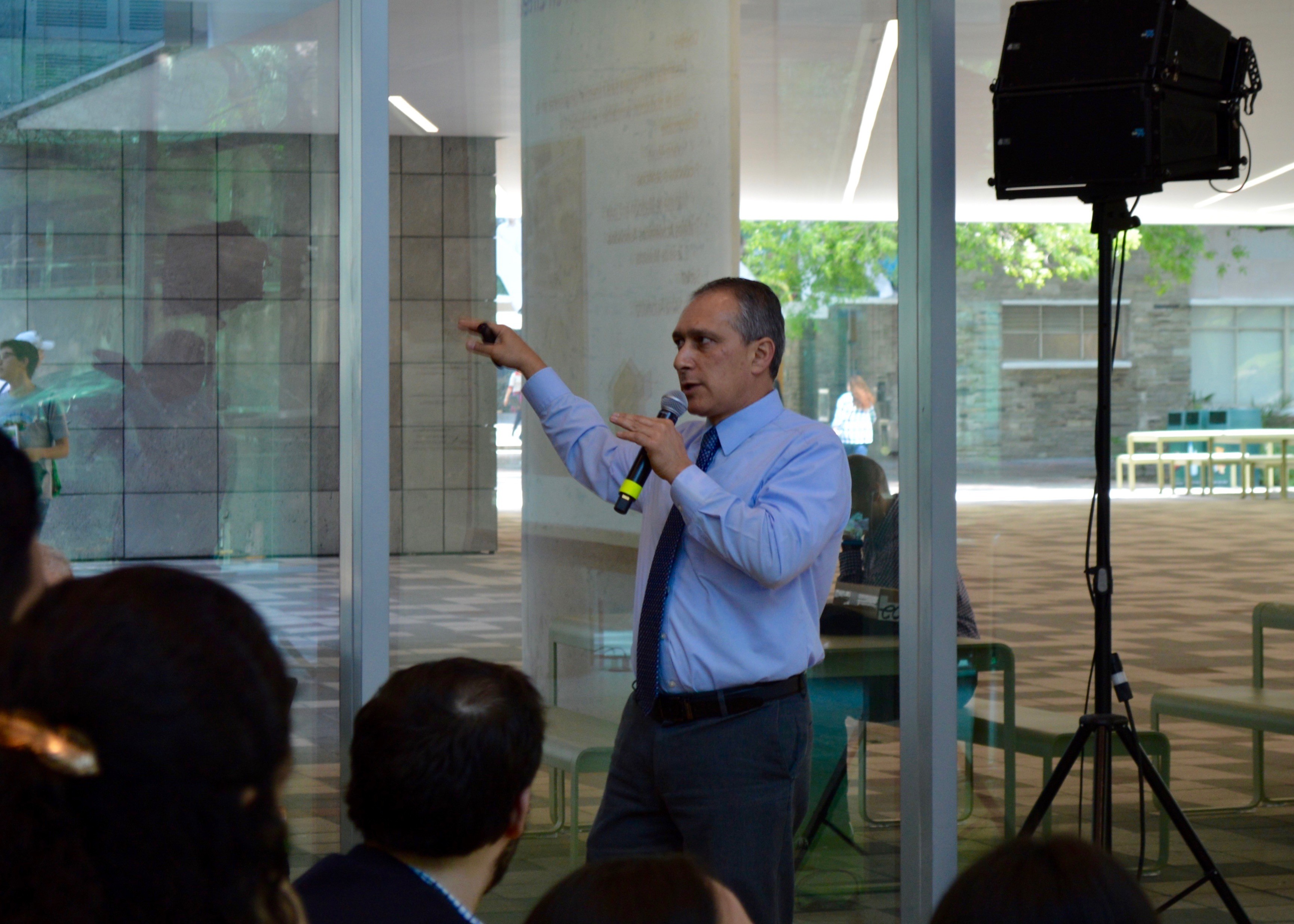Horacio Ahuett, investigador de la EIC expuso los proyectos de su grupo de enfoque. 1º Reunión de Investigación de Posgrado de la EIC