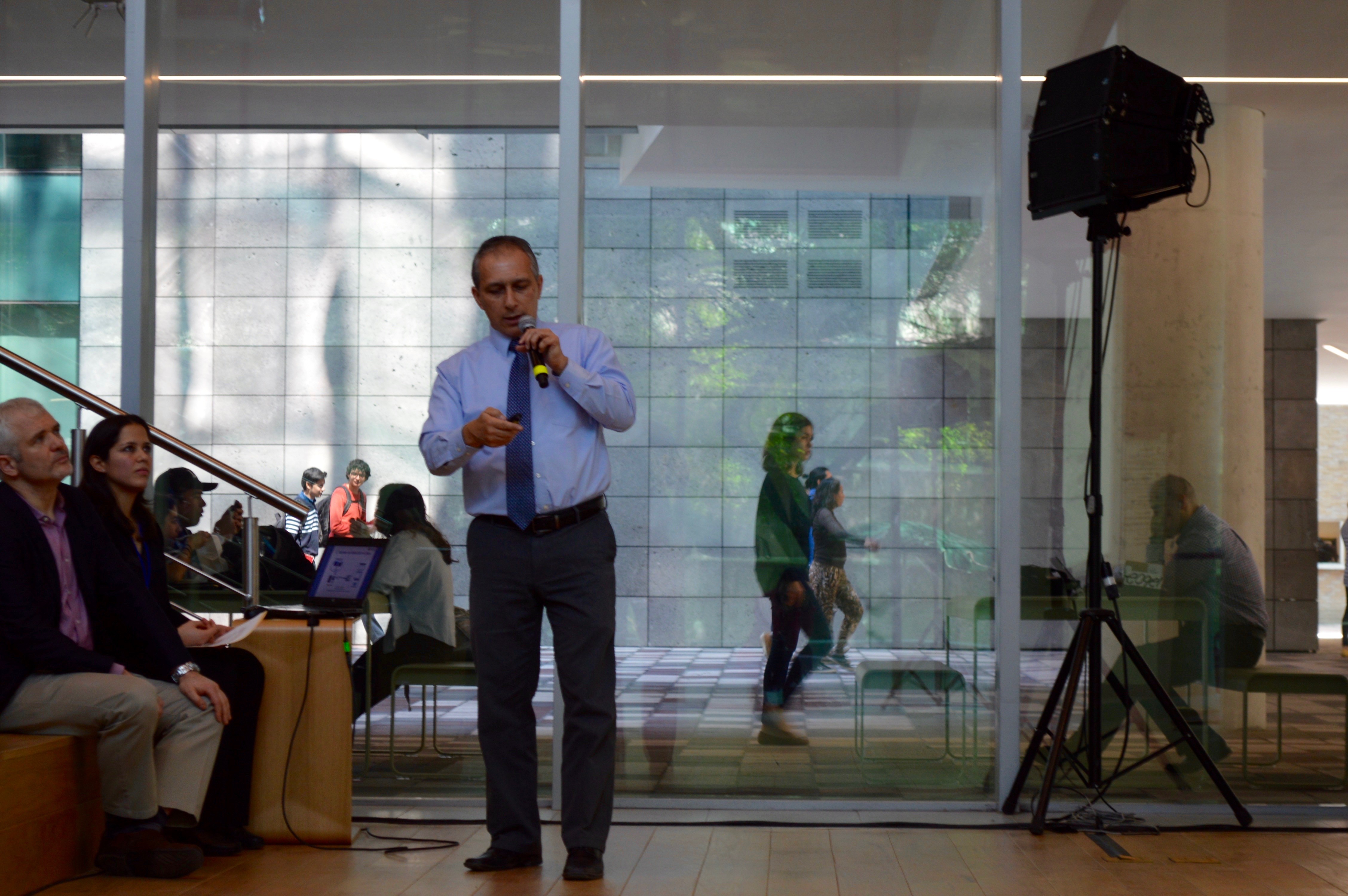 Horacio Ahuett, investigador de la EIC expuso los proyectos de su grupo de enfoque. 1º Reunión de Investigación de Posgrado de la EIC
