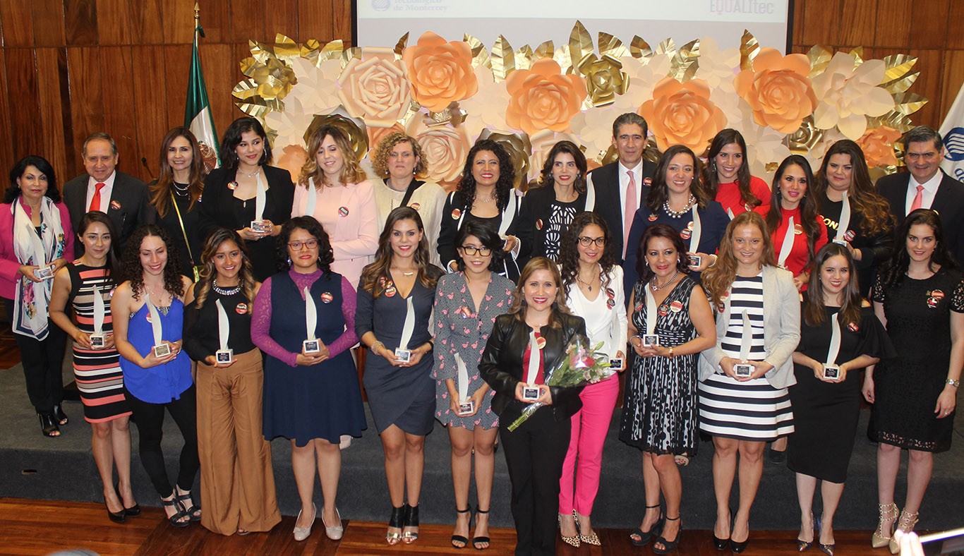 Ganadoras de la sexta edición del Premio Mujer Tec junto a directivos de la Institución Ganadoras de la sexta edición del Premio Mujer Tec