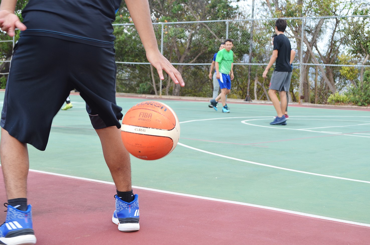 Durante el evento, los alumnos se enfrentaron en varias disciplinas, una de ellas fue basquetbol.