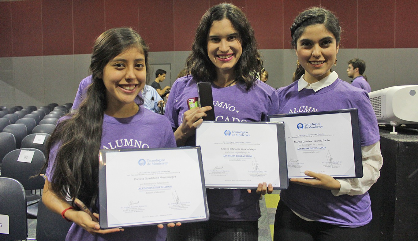 Daniela Montealegre, Andrea Sosa y Martha Carolina Elizondo, alumnas de la carrera de Biotecnología