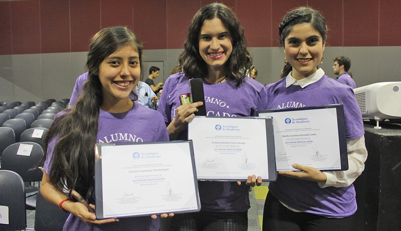 Daniela Montealegre, Andrea Sosa y Martha Carolina Elizondo, alumnas de la carrera de Biotecnología Daniela Montealegre, Andrea Sosa y Martha Carolina Elizondo, alumnas de la carrera de Biotecnología