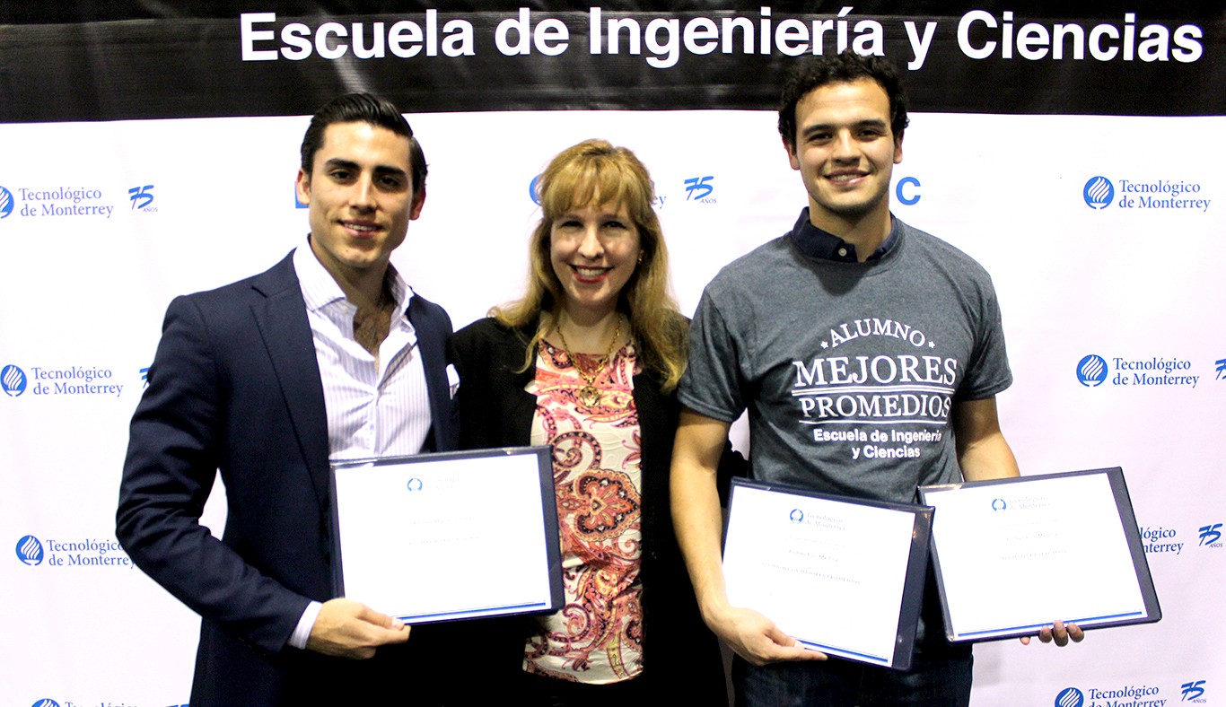 Alumnos de Ingeniero en Innovación y Desarrollo junto a su directora de carrera, María del Roble Vargas