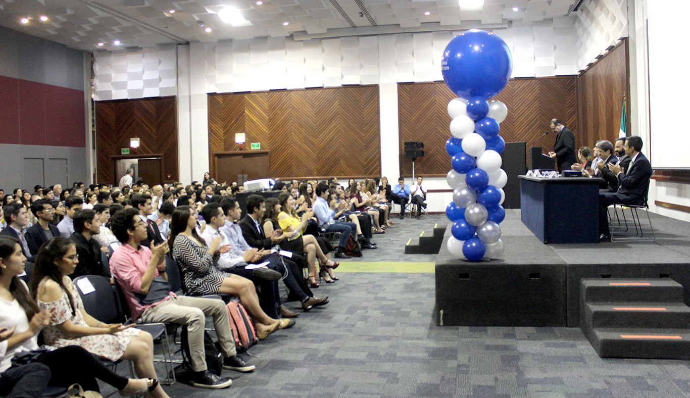 La ceremonia contó con la presencia de familiares y amigos de los alumnos distinguidos La ceremonia contó con la presencia de familiares y amigos de los alumnos distinguidos