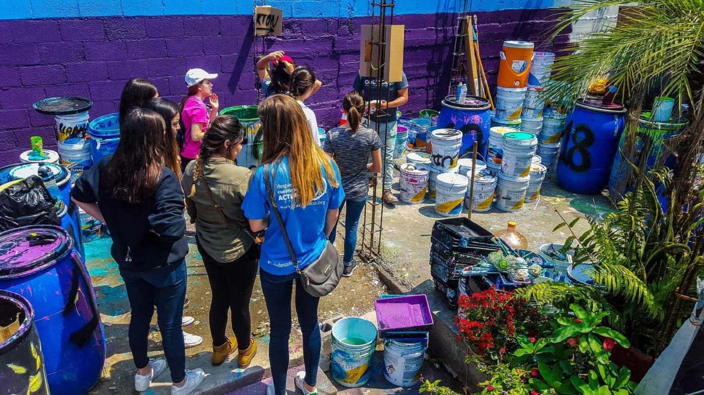 En la obra se usaron 9 mil litros de pintura. En la obra se usaron 9 mil litros de pintura.