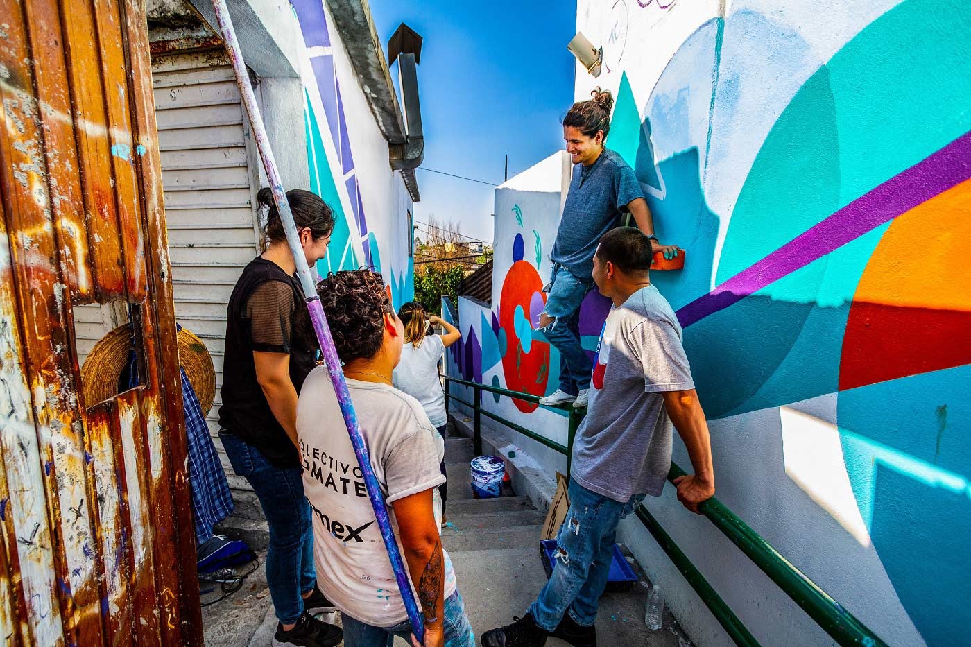 El mural estuvo organizado por 54 artistas y facilitadores. El mural estuvo organizado por 54 artistas y facilitadores.