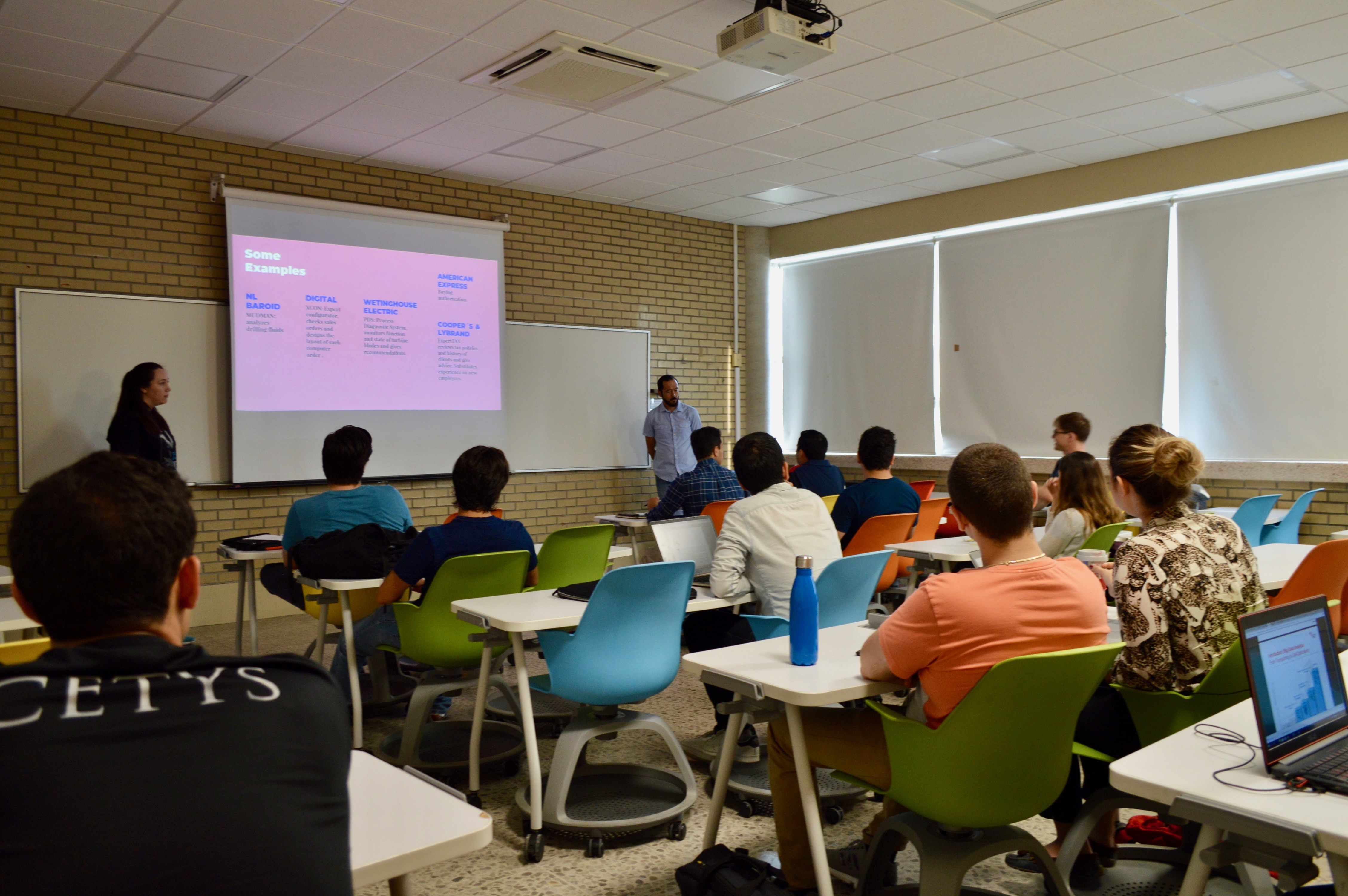 Alumnos de posgrado conociendo los proyectos Curso de maestría