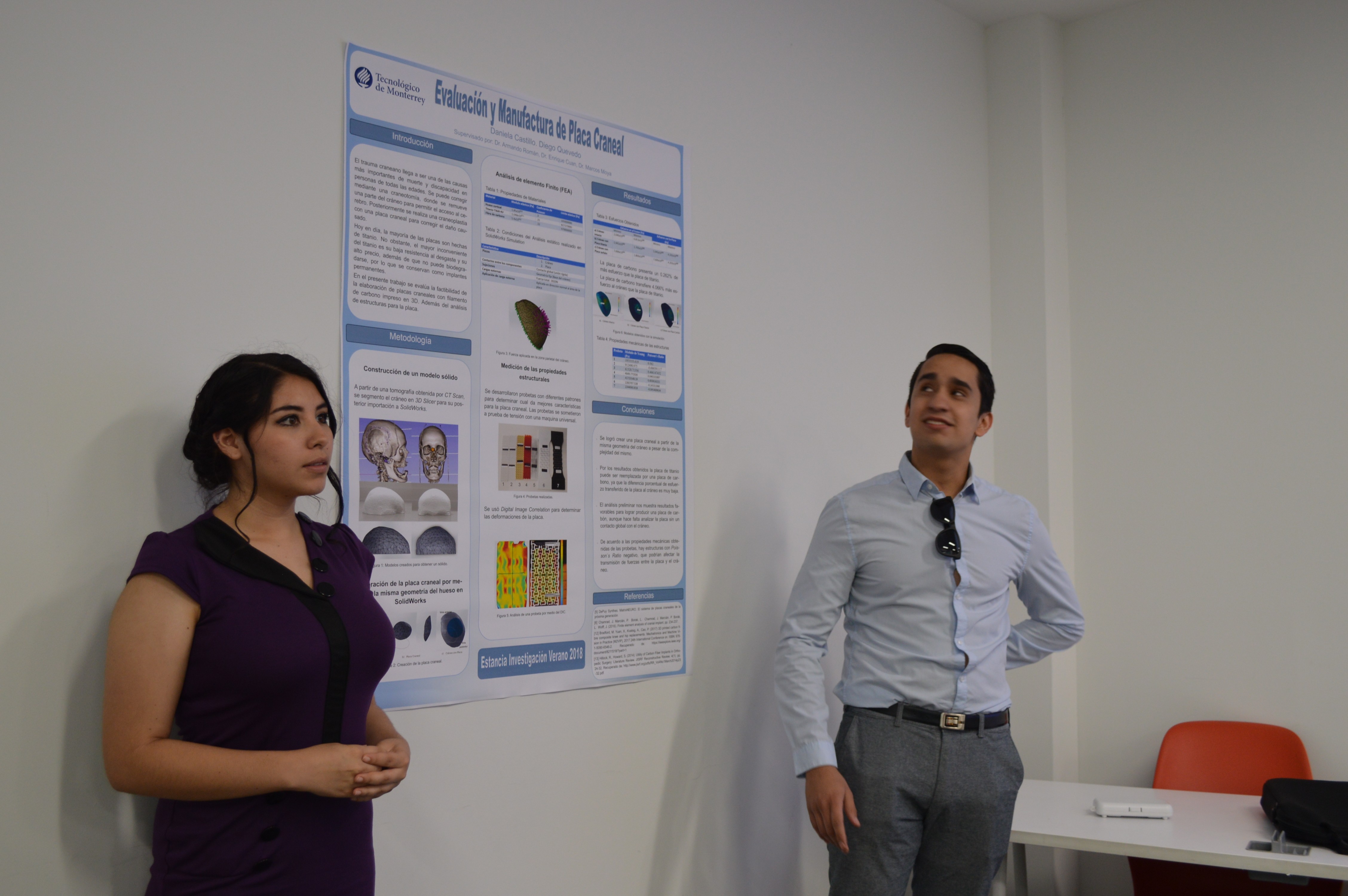 Daniela Castillo y Diego Quevedo con su proyecto "Evaluación y Manufactura de Placa Craneal"