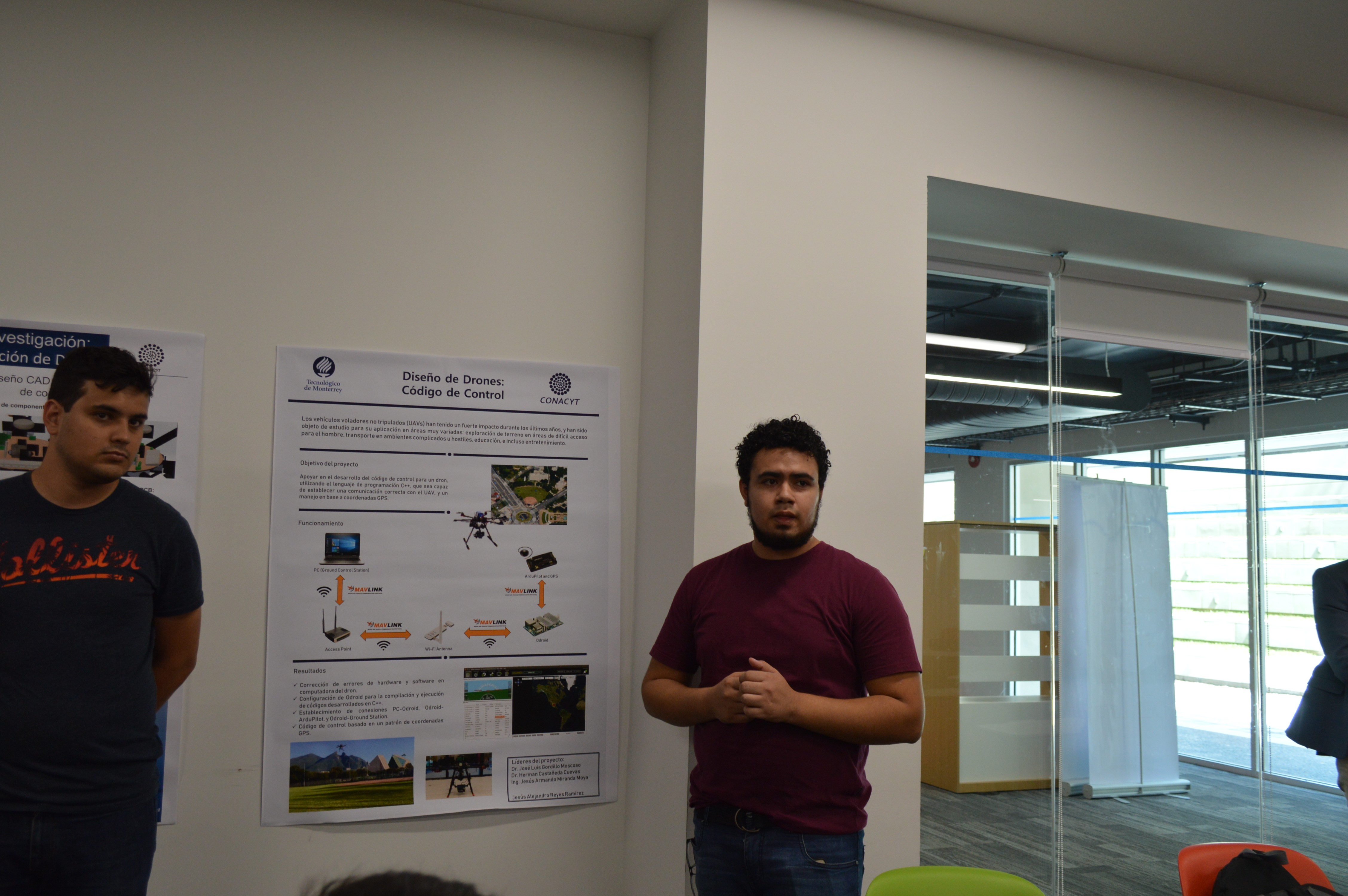 Jesús Alejandro Pérez con su proyecto "Diseño de drones: código de control"