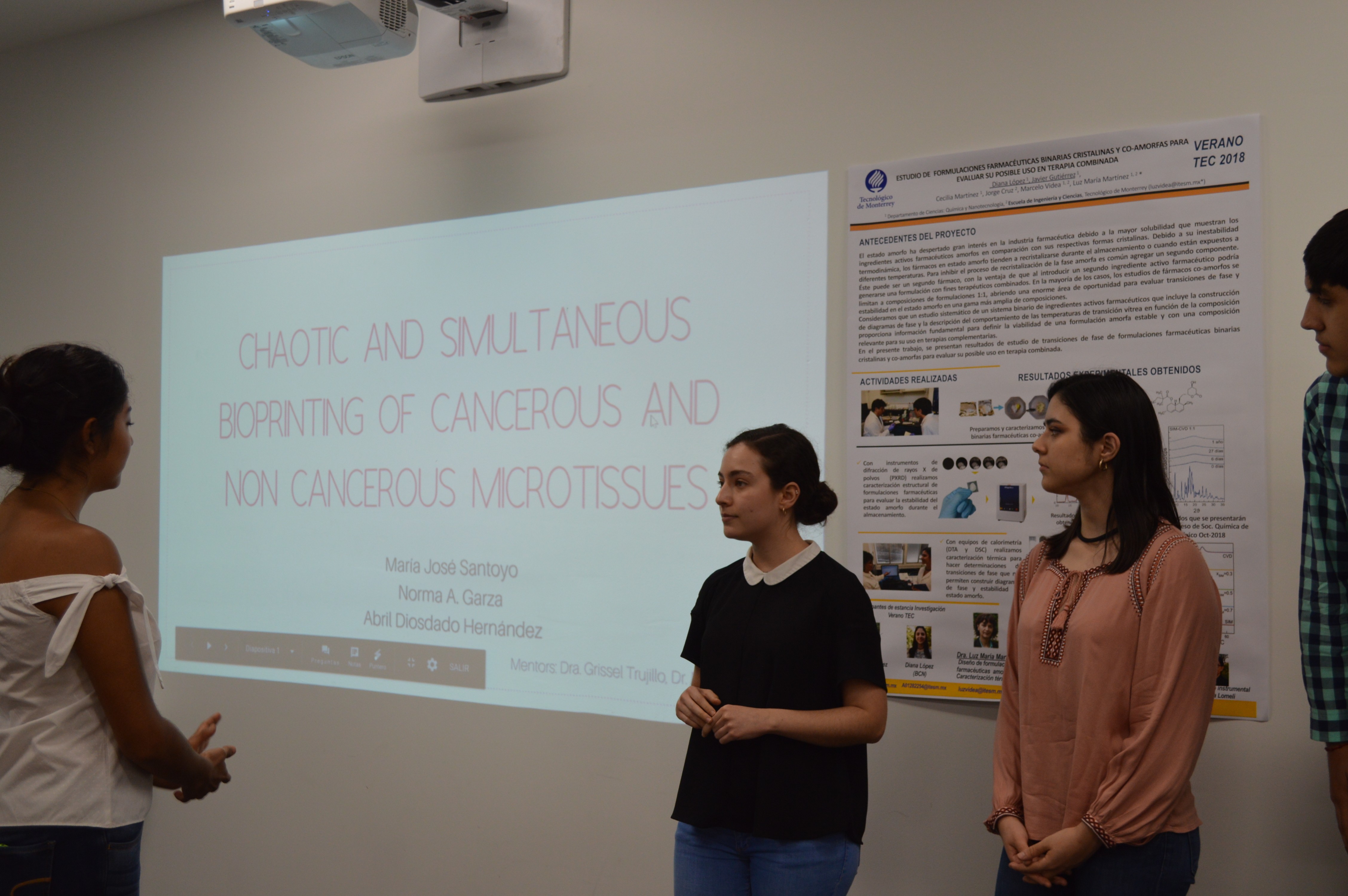 María José Santoyo, Norma Garza y Abril Diosdado con su proyecto "Chaotic and Simultaneous Bioprinting of Cancerous and Non Cancerous Microtissues"