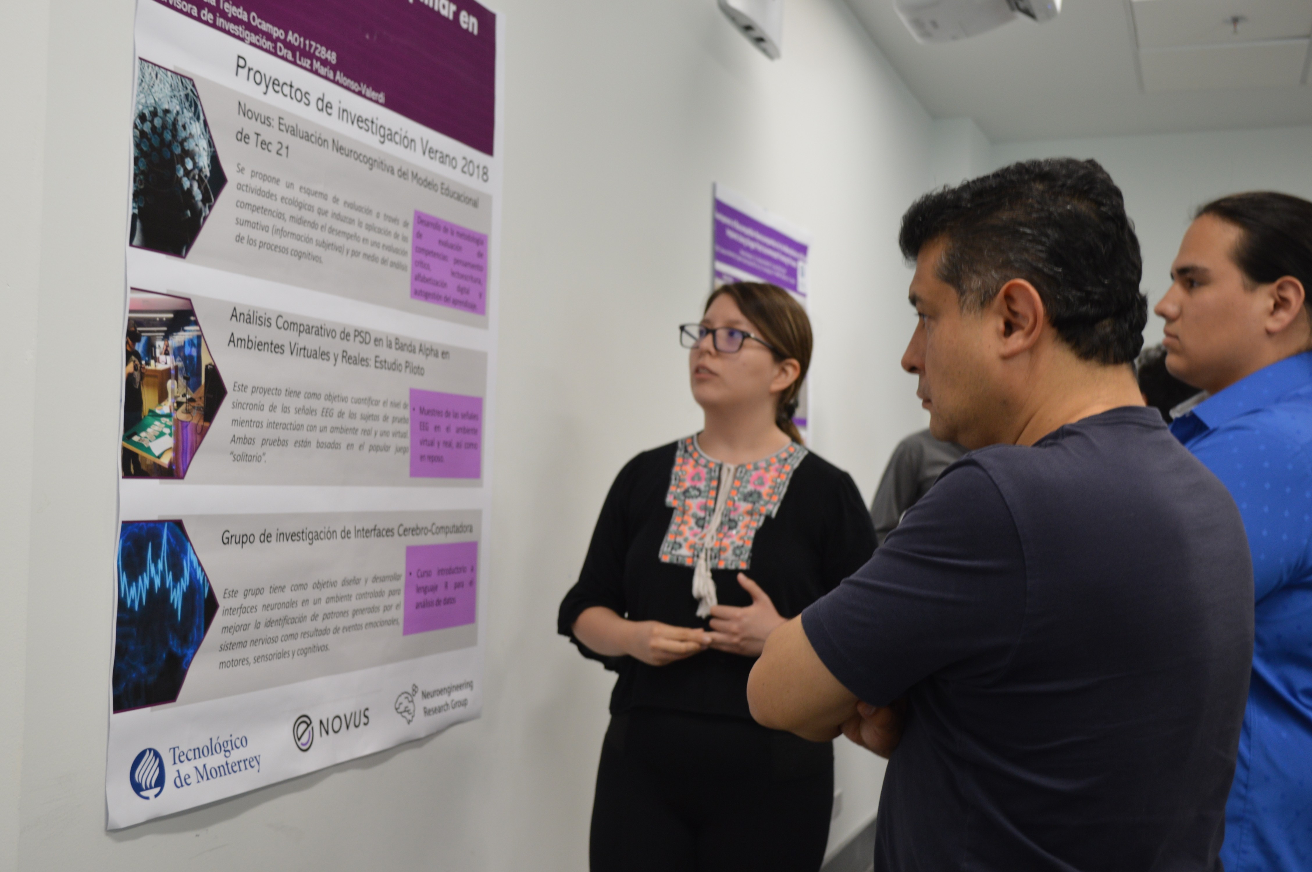 Andrea Diana Tejeda explicando su proyecto al profesor José Gómez Quiñones y otro alumno