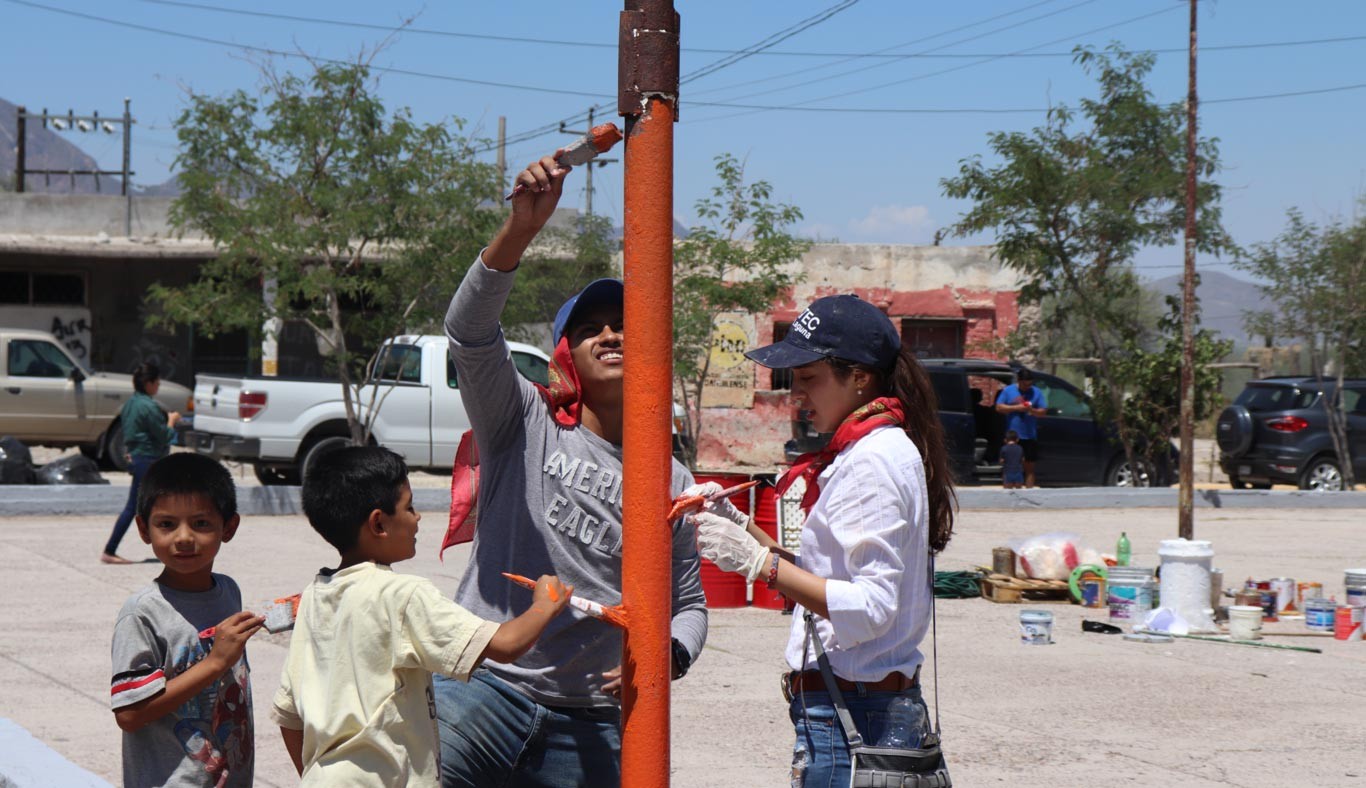 Varios niños cooperaron con los egresados en Laguna.