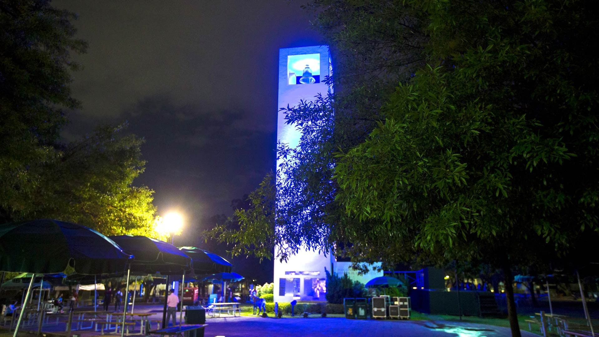 El campanario del campus Monterrey también fue iluminado de azul. El campanario del campus Monterrey también fue iluminado de azul.