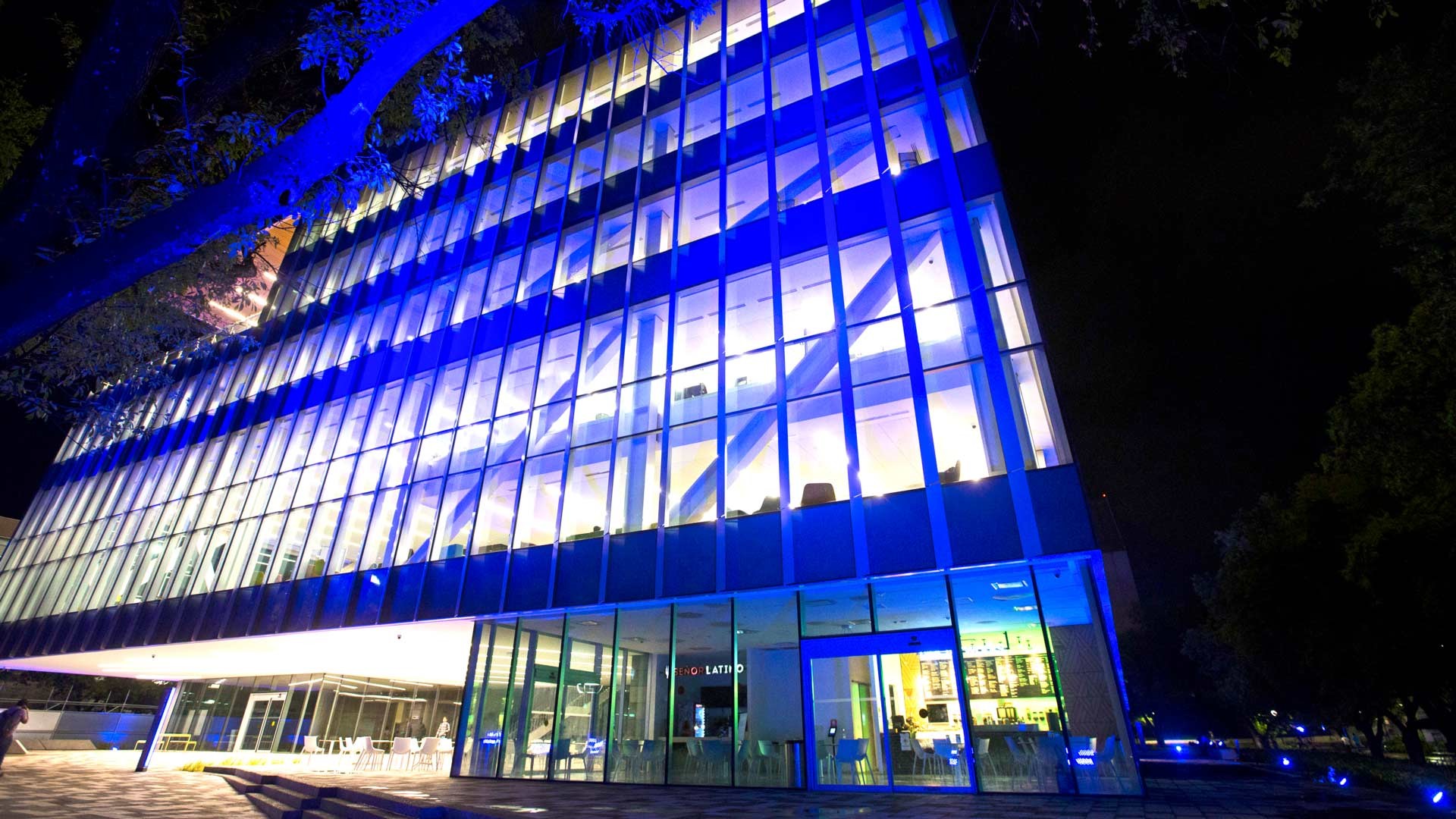 La fachada de la BiblioTEC del campus Monterrey fue iluminada por el emblemático color azul. La fachada de la BiblioTEC del campus Monterrey fue iluminada por el emblemático color azul.