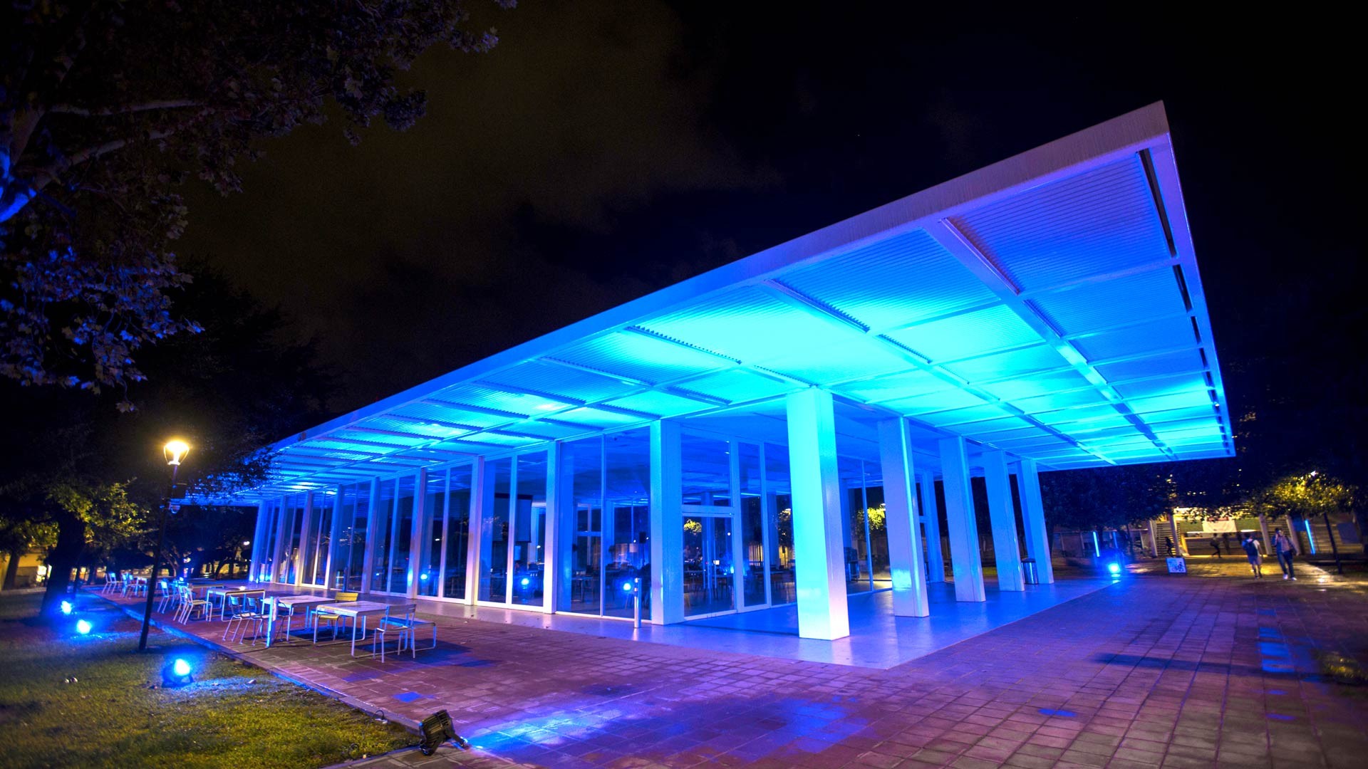 El Pabellón La Carreta también se vio iluminado de azul. El Pabellón La Carreta también se vio iluminado de azul.