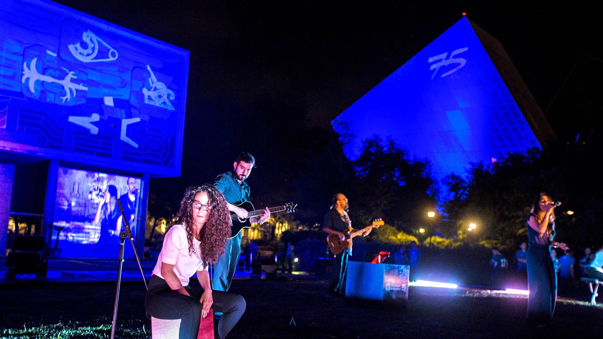 El evento se llamó el "Encendido Azul". El evento se llamó el "Encendido Azul".