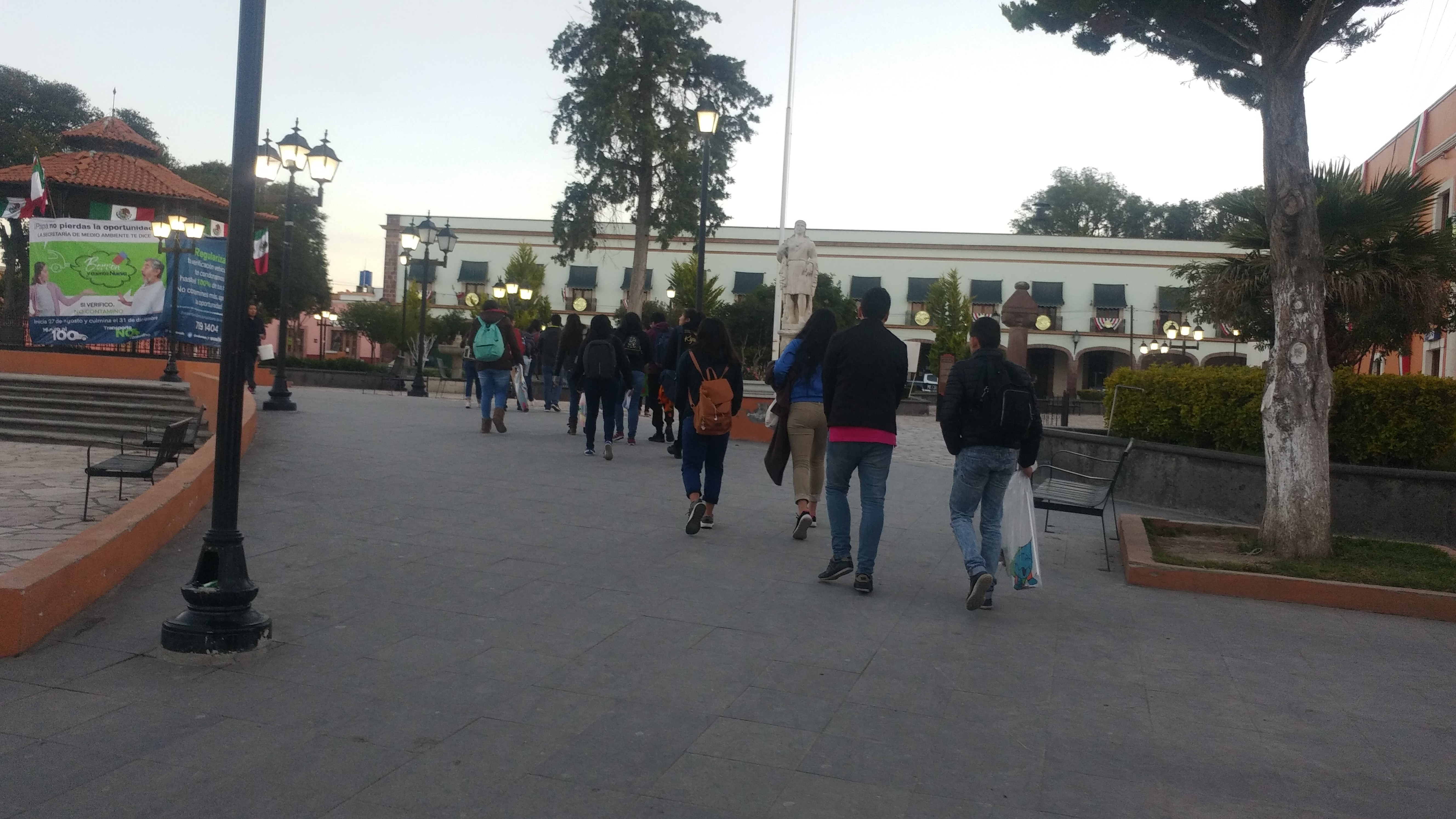 Alumnos llegando a Zempoala para el rally. Entrada a Zempoala
