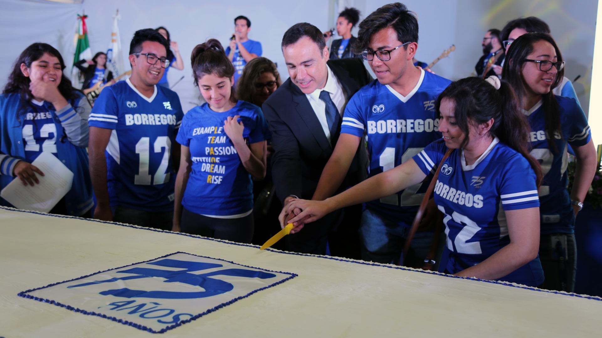 El pastel fue partido en el festejo de los #75añosTec en la Ciudad de México. El pastel fue partido en el festejo de los #75añosTec en la Ciudad de México.
