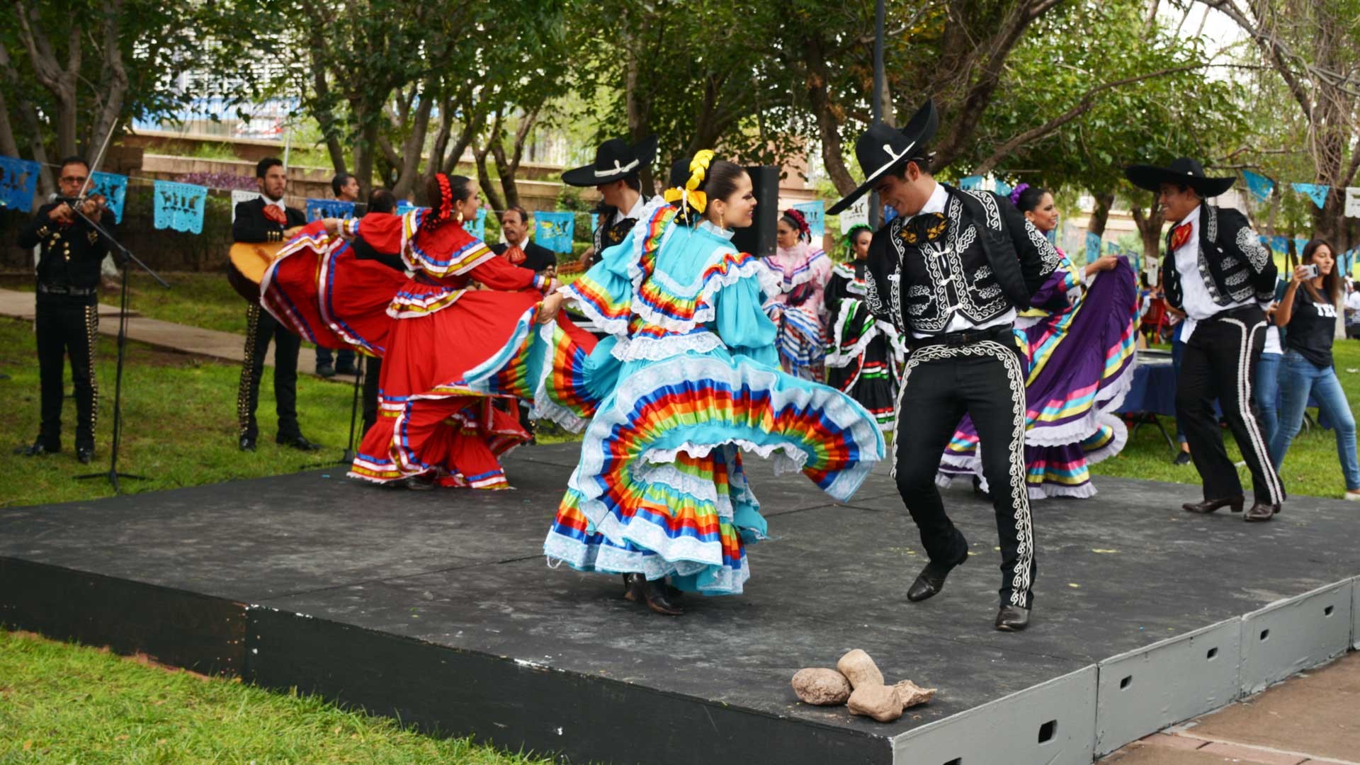 En Chihuahua se celebró además con grupos folclóricos. En Chihuahua se celebró además con grupos folclóricos.