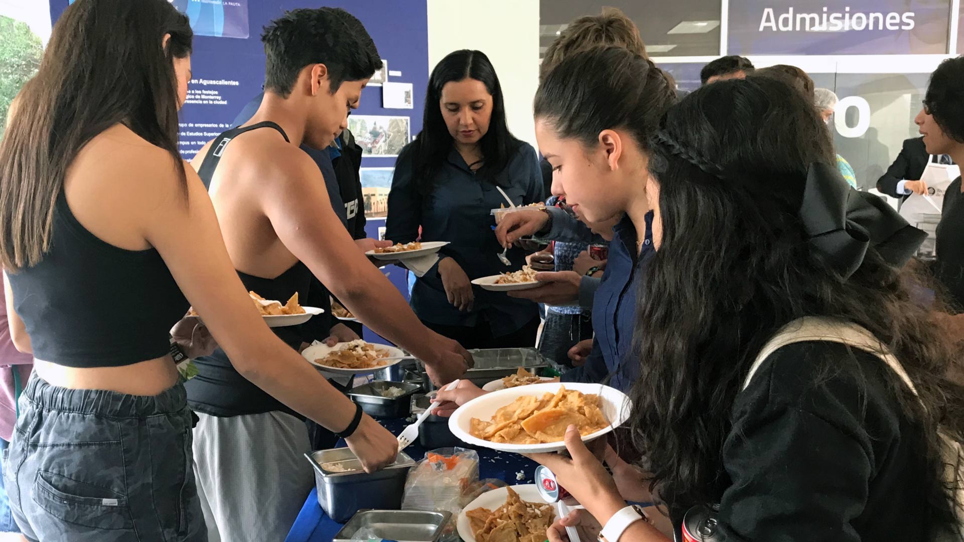 Alumnos de Aguascalientes disfrutaron de los chilaquiles. Alumnos de Aguascalientes disfrutaron de los chilaquiles.