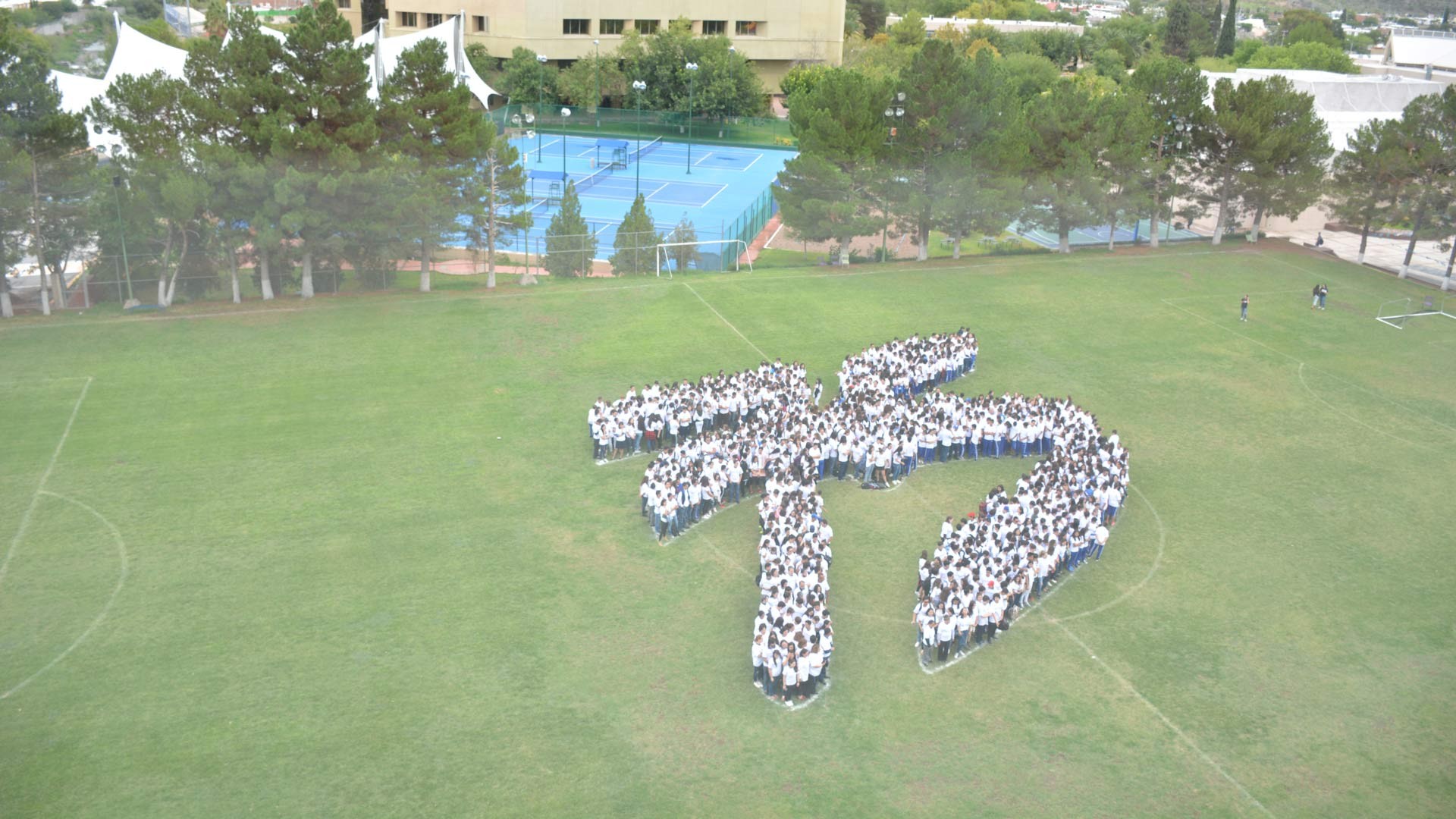 En Chihuahua, alumnos formaron el número 75 como parte del festejo.