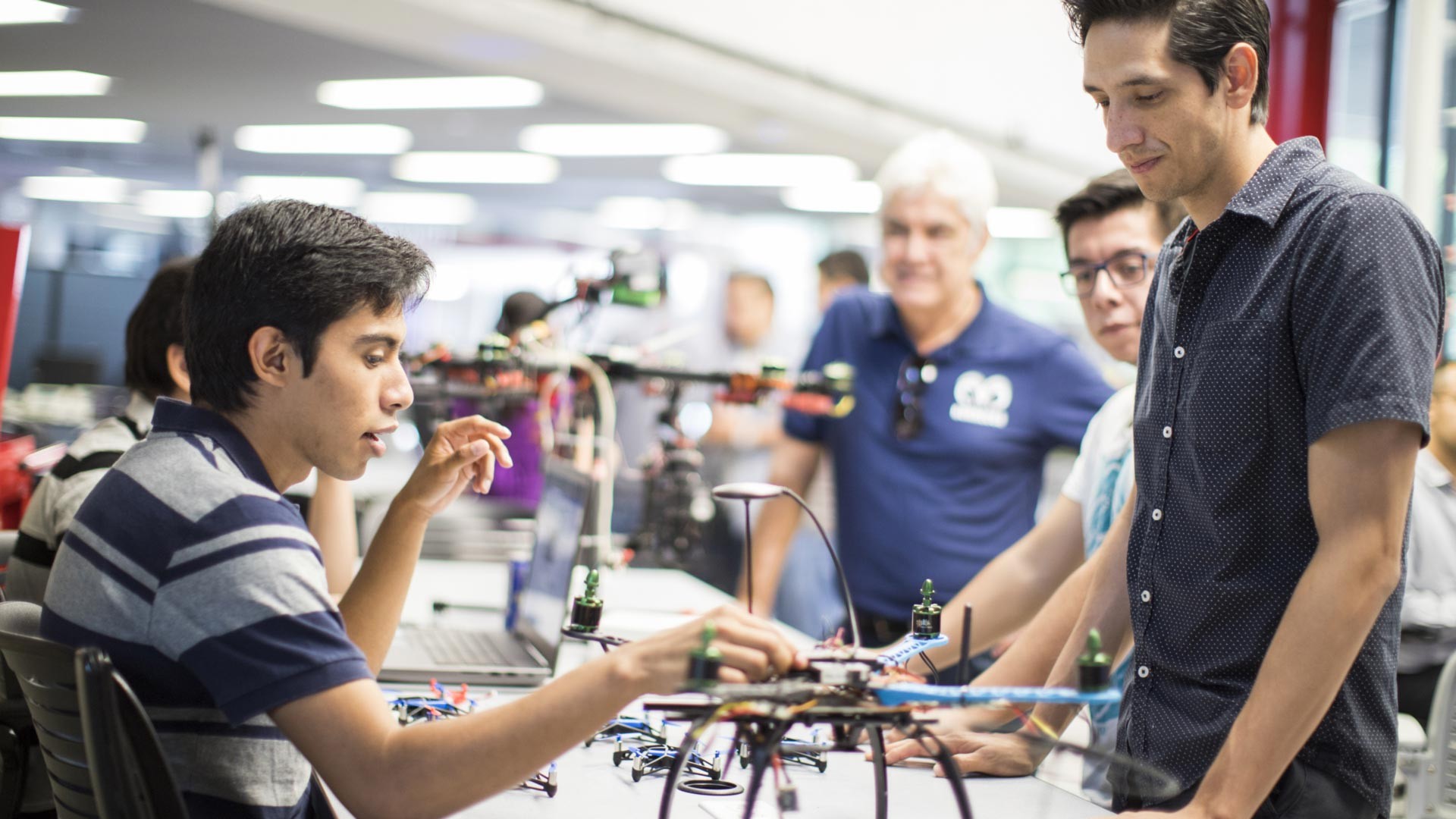 Trabajo con drones en Monterrey. Trabajo con drones en campus Monterrey