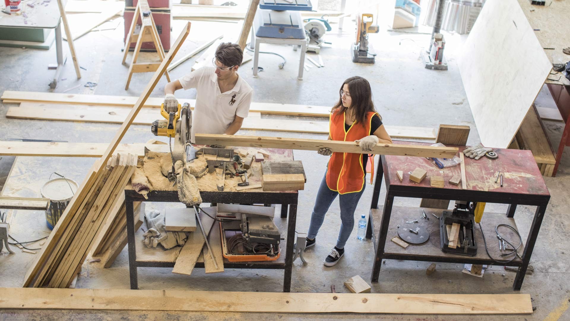 Trabajo con madera en Monterrey. Alumnos aprendieron a usar herramientas de carpintería.