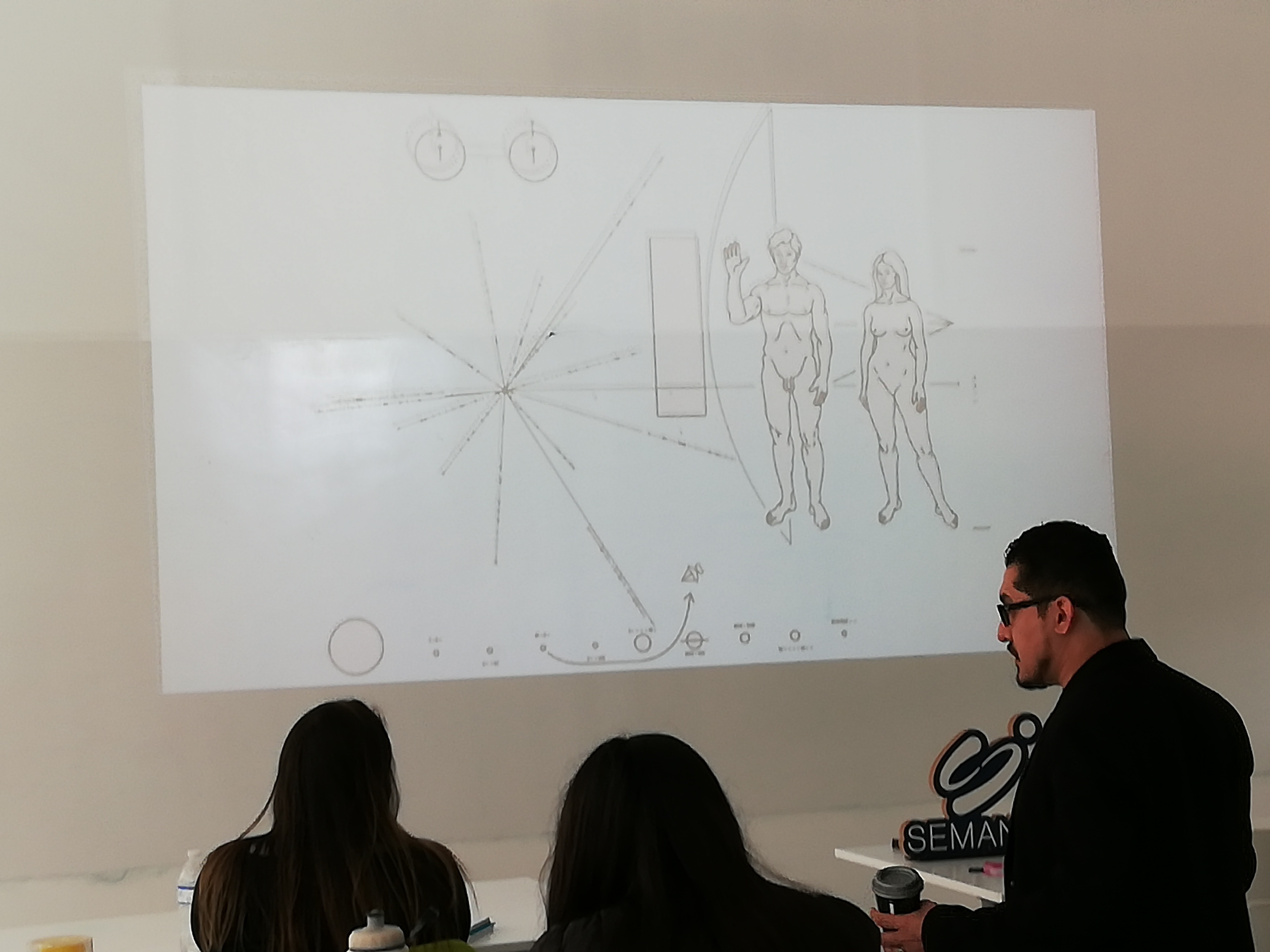 En Semana i alumnos del Tec de Monterrey elaboran pictogramas.