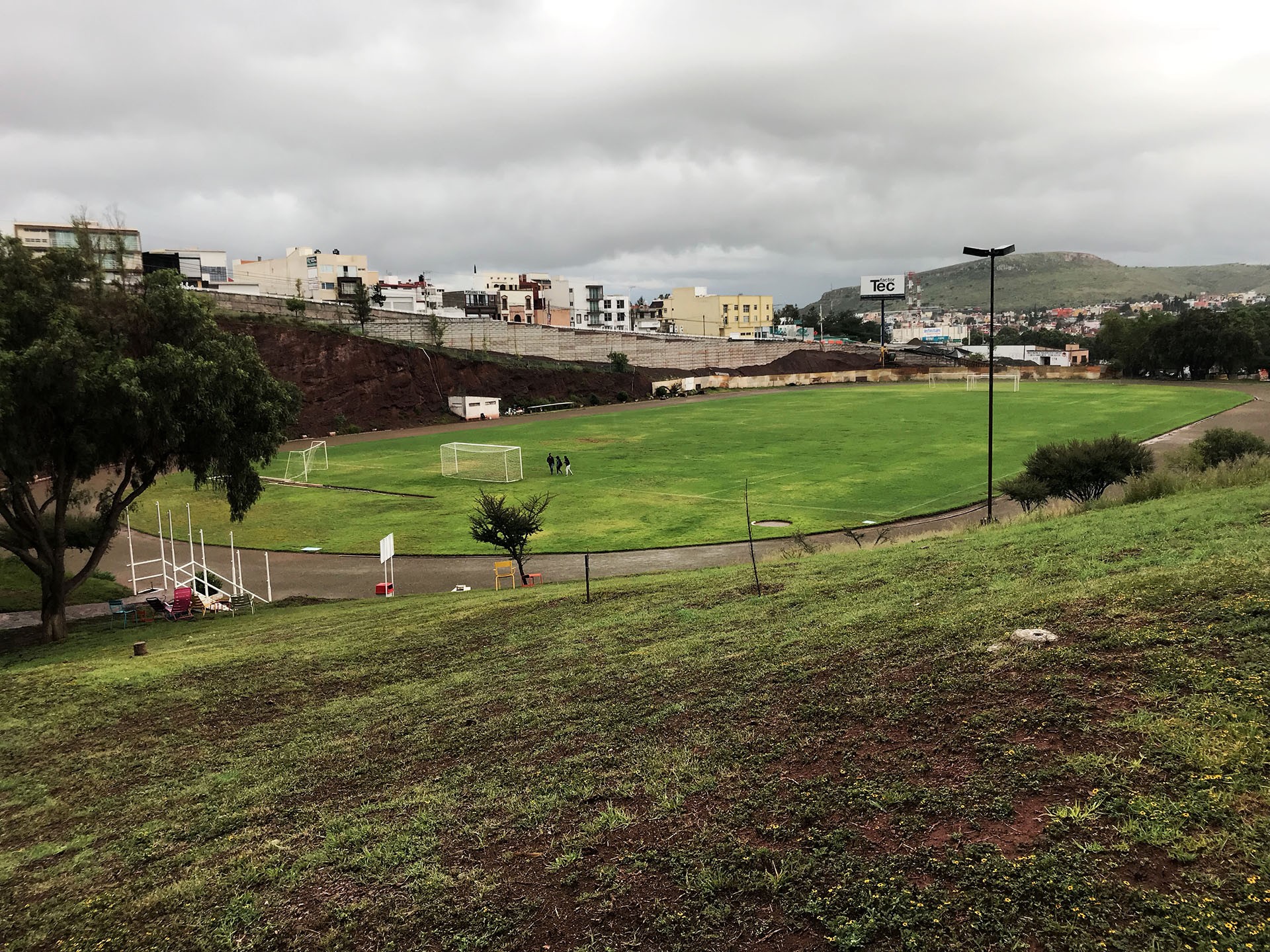 Cambio que tuvo la cancha empastada después de unas décadas. Actual cancha empastada.