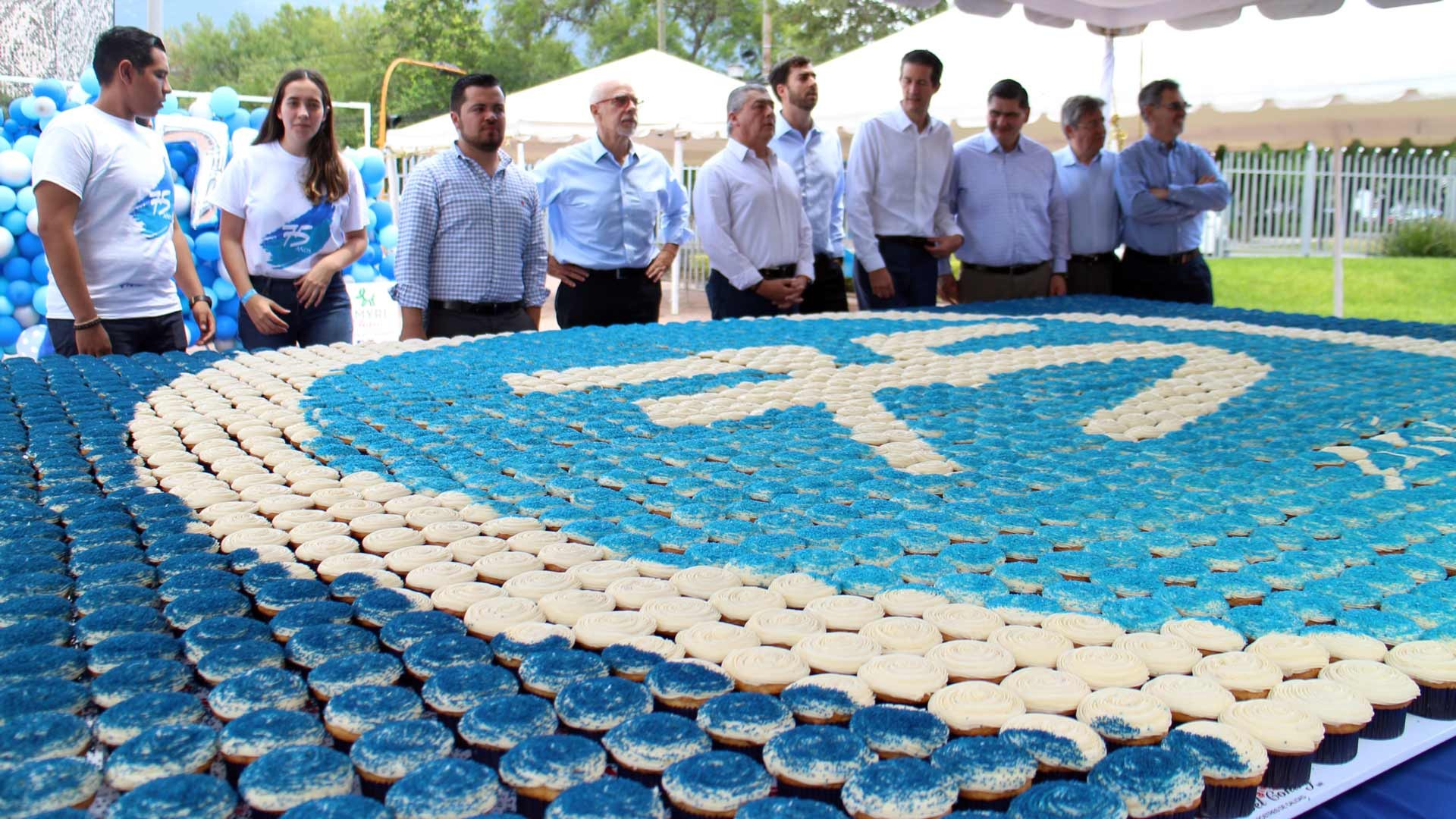 Un gran pastel se preparó para el festejo en Monterrey. Un gran pastel se preparó para el festejo en Monterrey.